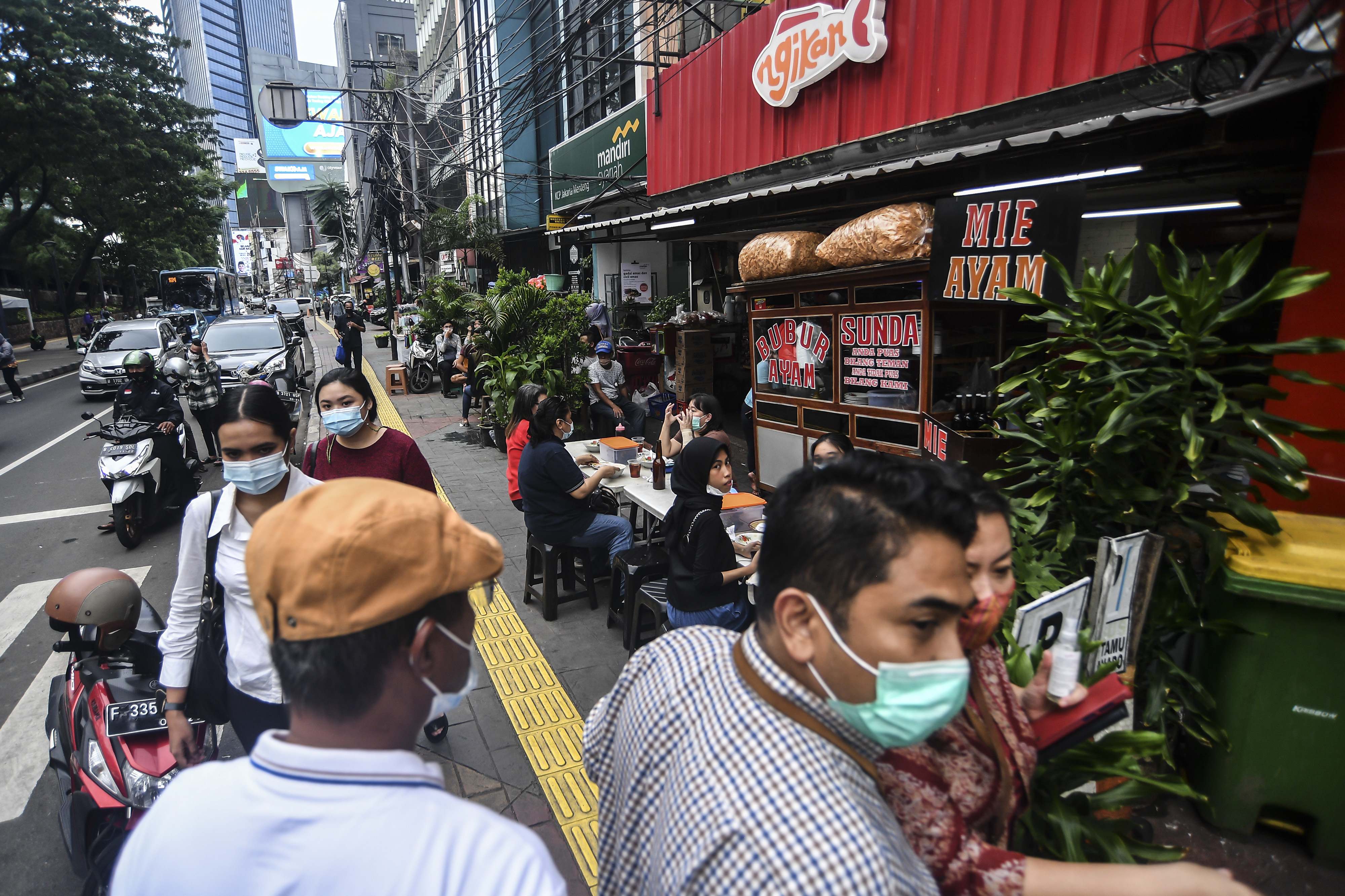 Pekerja beraktivitas sepulang bekerja di Jakarta, Rabu (6/1).