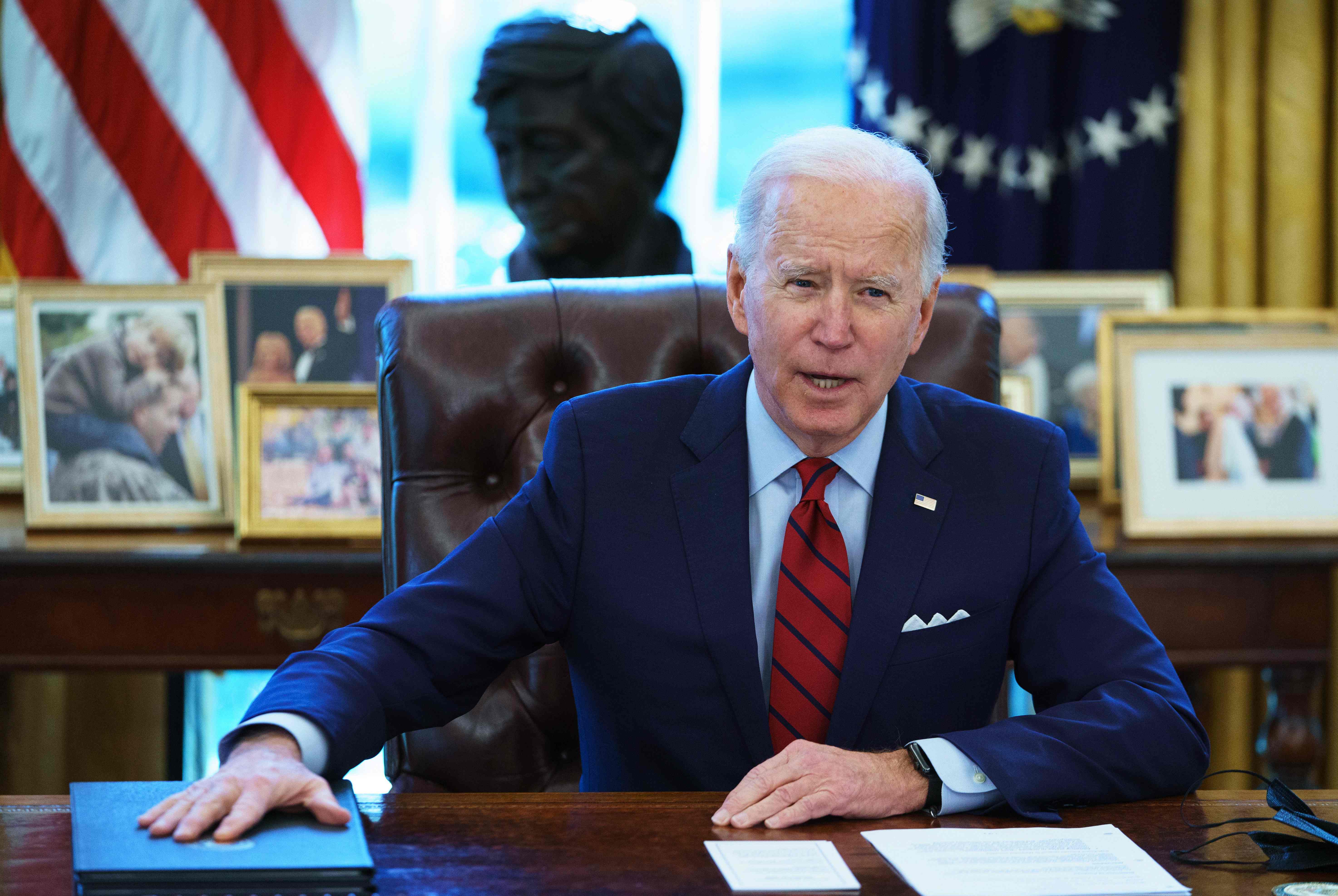 Presiden AS Joe Biden saat berada di Kantor Oval, Gedung Putih.