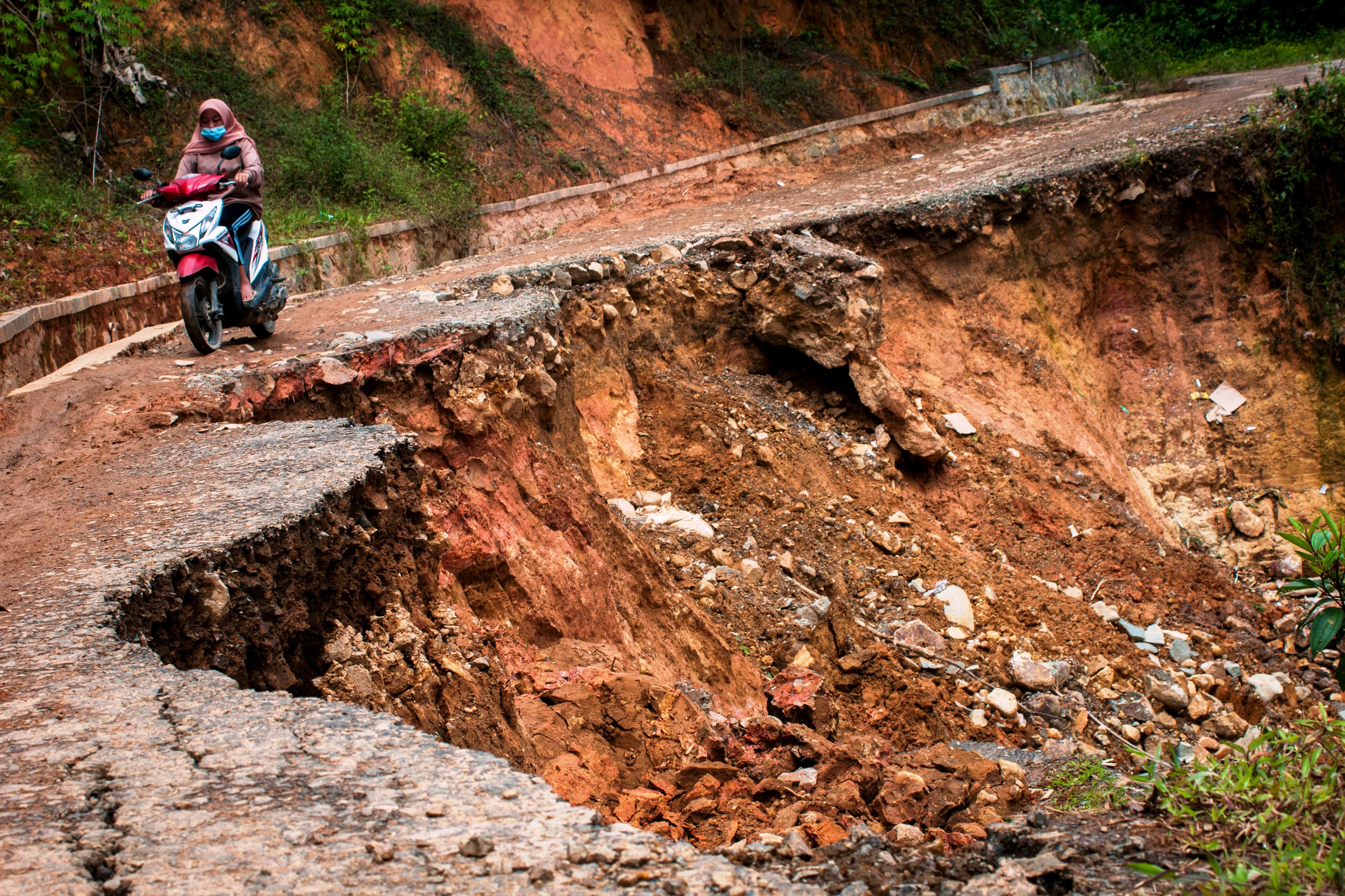 Longsor di Agam Putus Jalan Provinsi