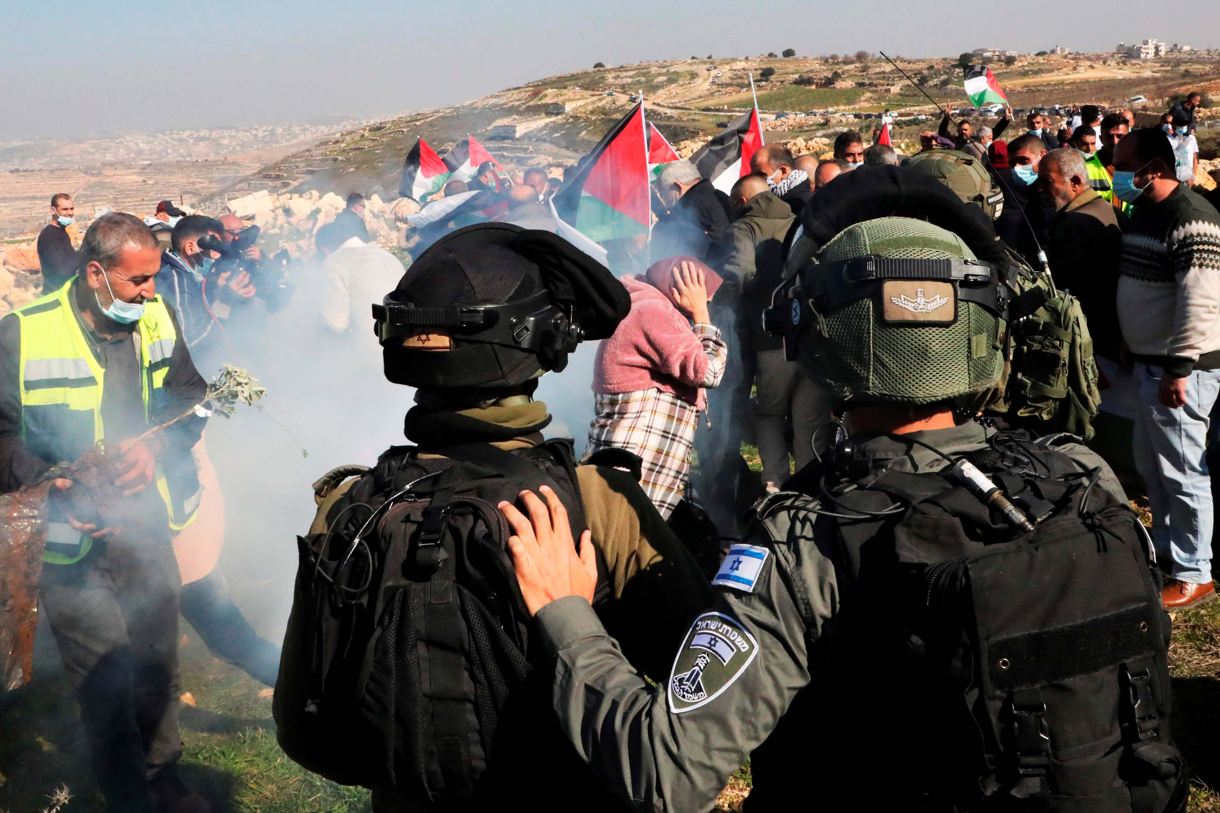 Anggota pasukan keamanan Israel menggunakan gas air mata untuk memblokade warga Palestina yang mencoba mencapai tanah mereka yang disita.