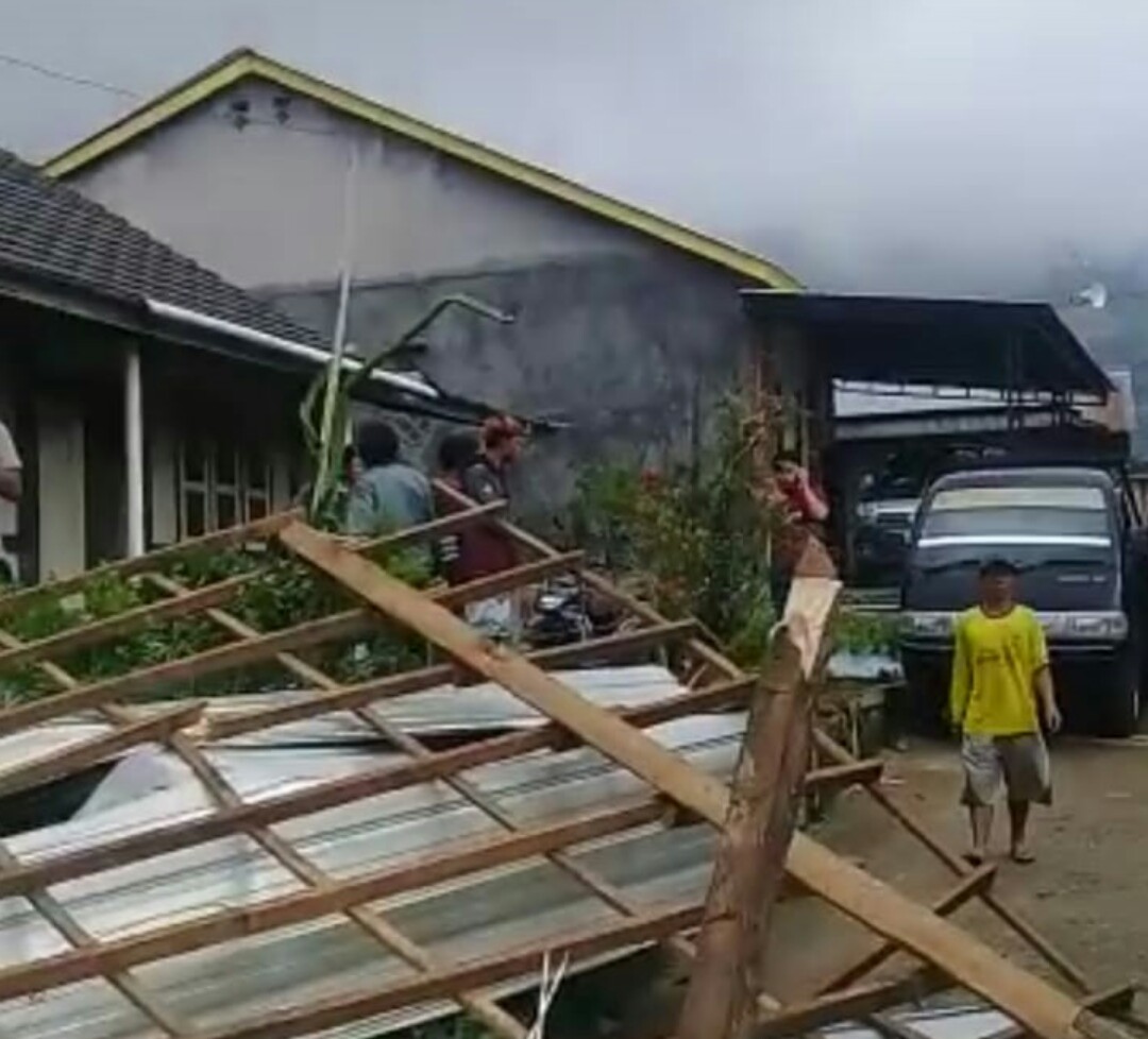 Rumah warga di Kota Tegal, Jawa Tengah ambruk diterjang angin kencang.