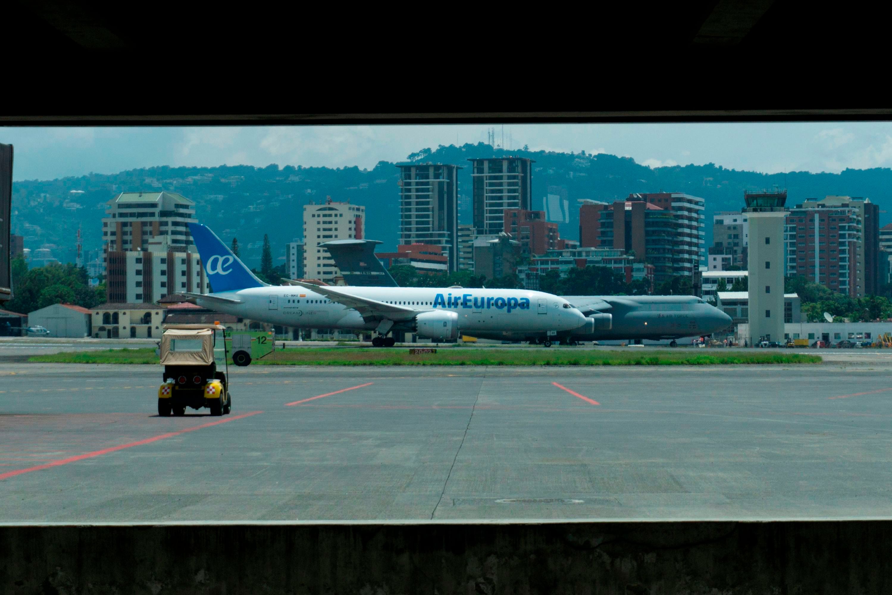 Pesawat Air Europa tiba di Bandara Internasional La Aurora di Guatemala City beberapa waktu lalu.