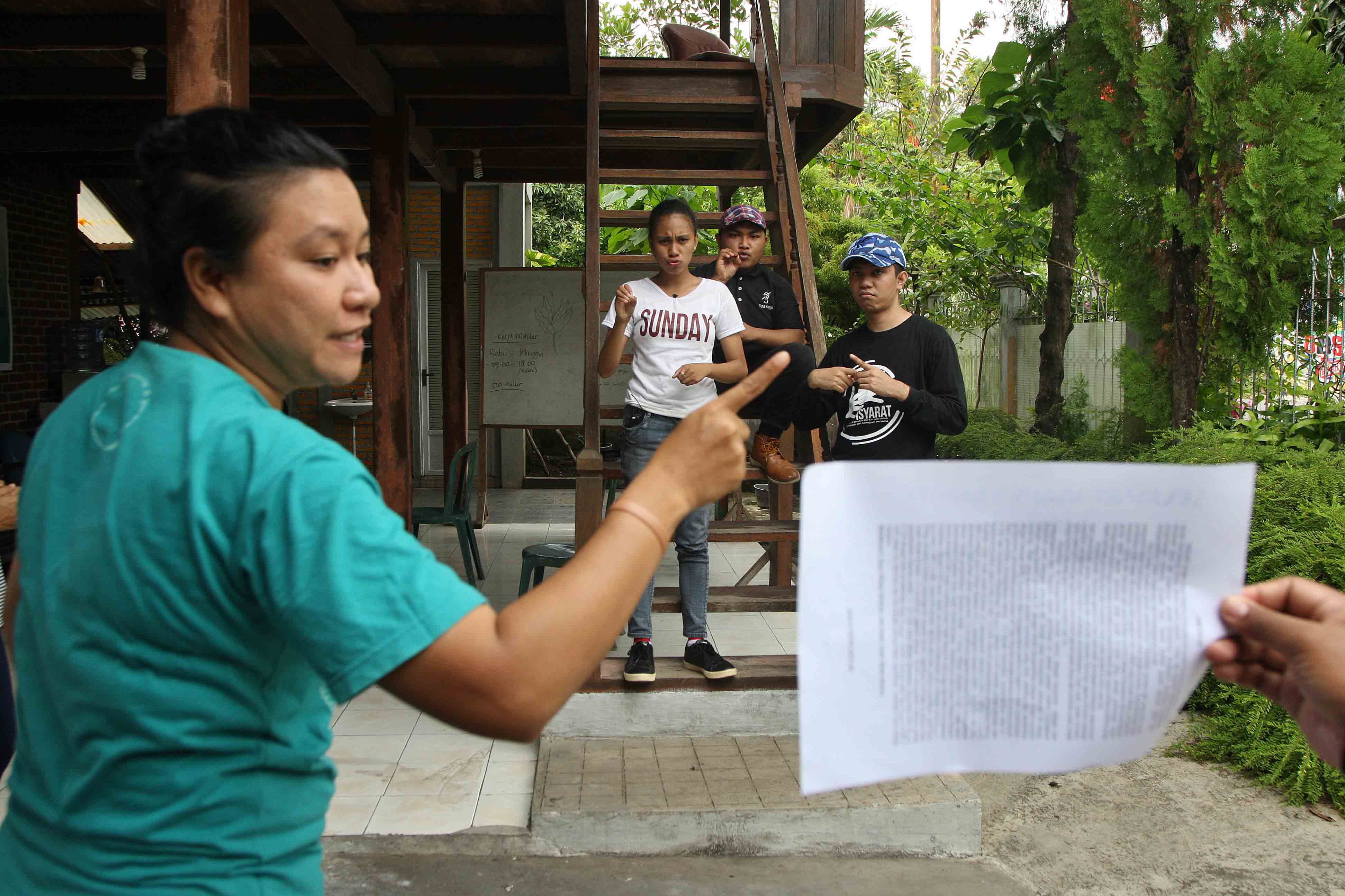 Para penyandang disabilitas tunarungu atau komunitas kaleb tengah belajar menerjemahkan tulisan dengan bahasa isyarat di Kota Bitung, Sulut.