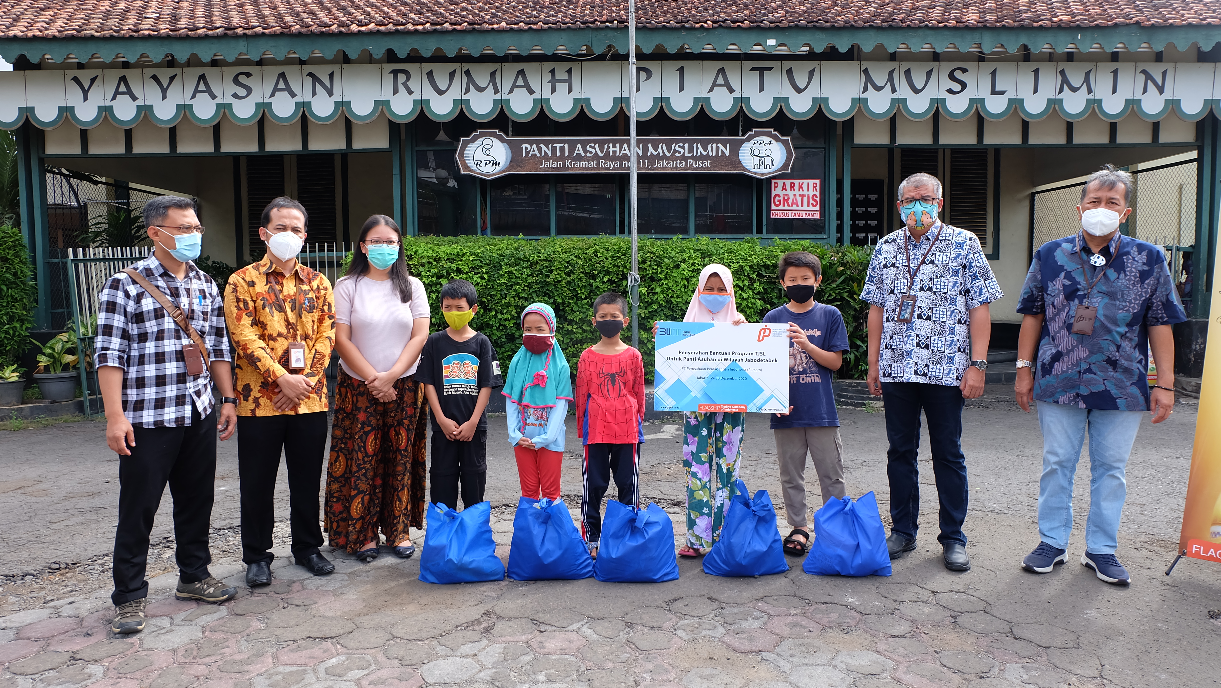 Dirut PT PPI Fasika Khaerul Zaman (kedua dari kanan) menyerahkan bantuan paket sembako kepada panti asuhan di Jakarta Pusat.