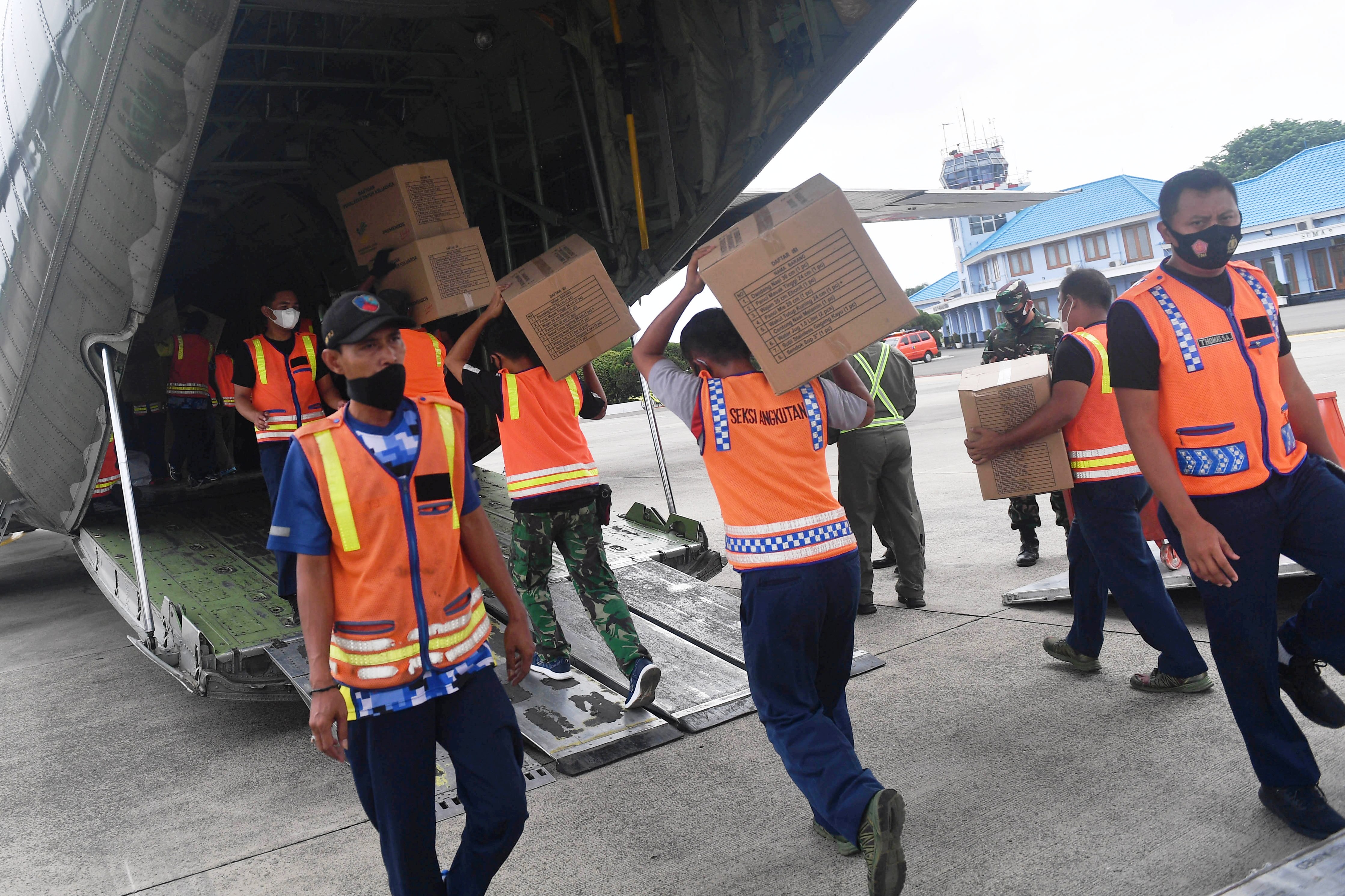 Pesawat TNI AU mengangkut bantuan bagi korban gempa di Sulawesi Barat.