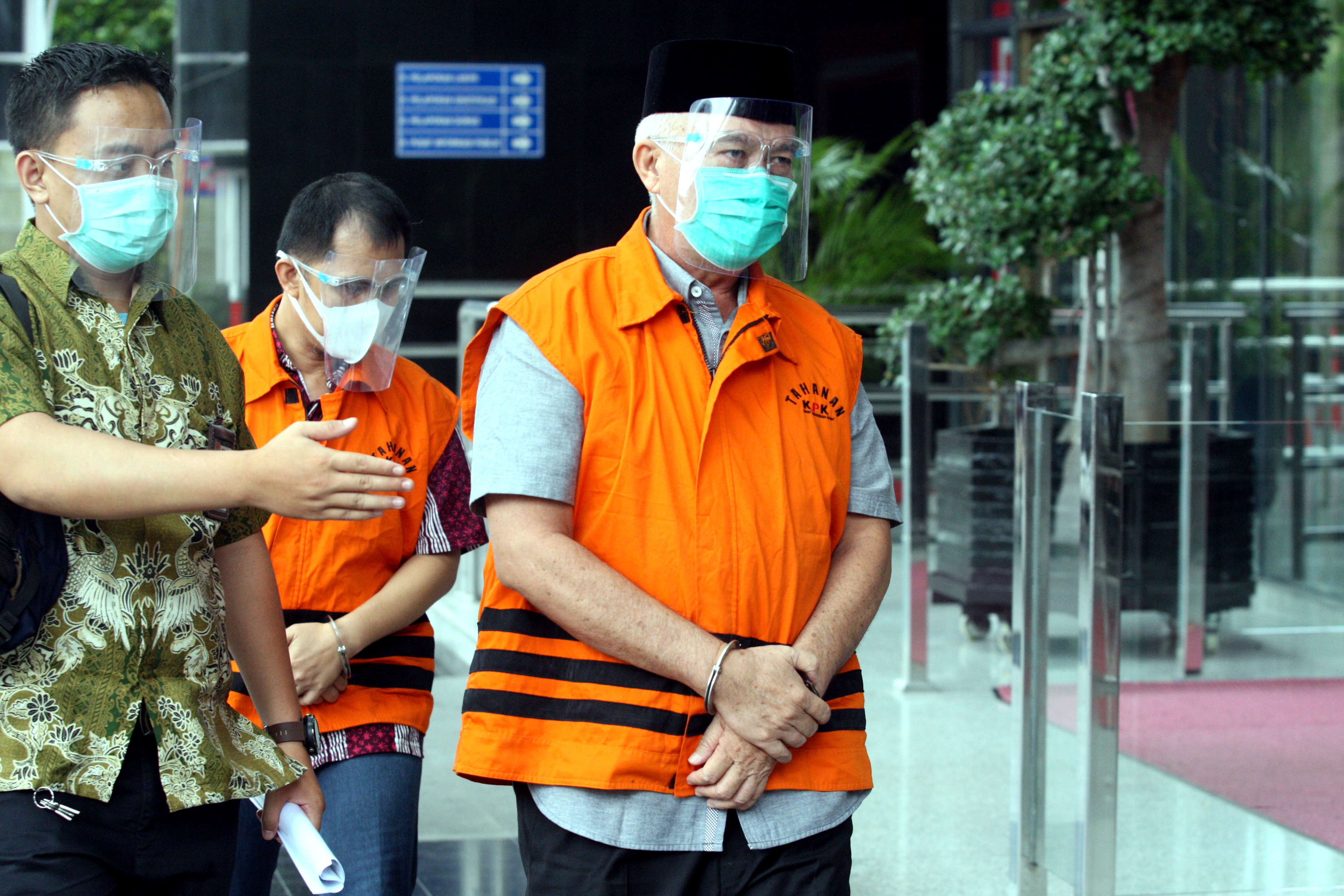 Bupati Banggai Laut nonaktif Wenny Bukamo (rompi tahanan dan peci).