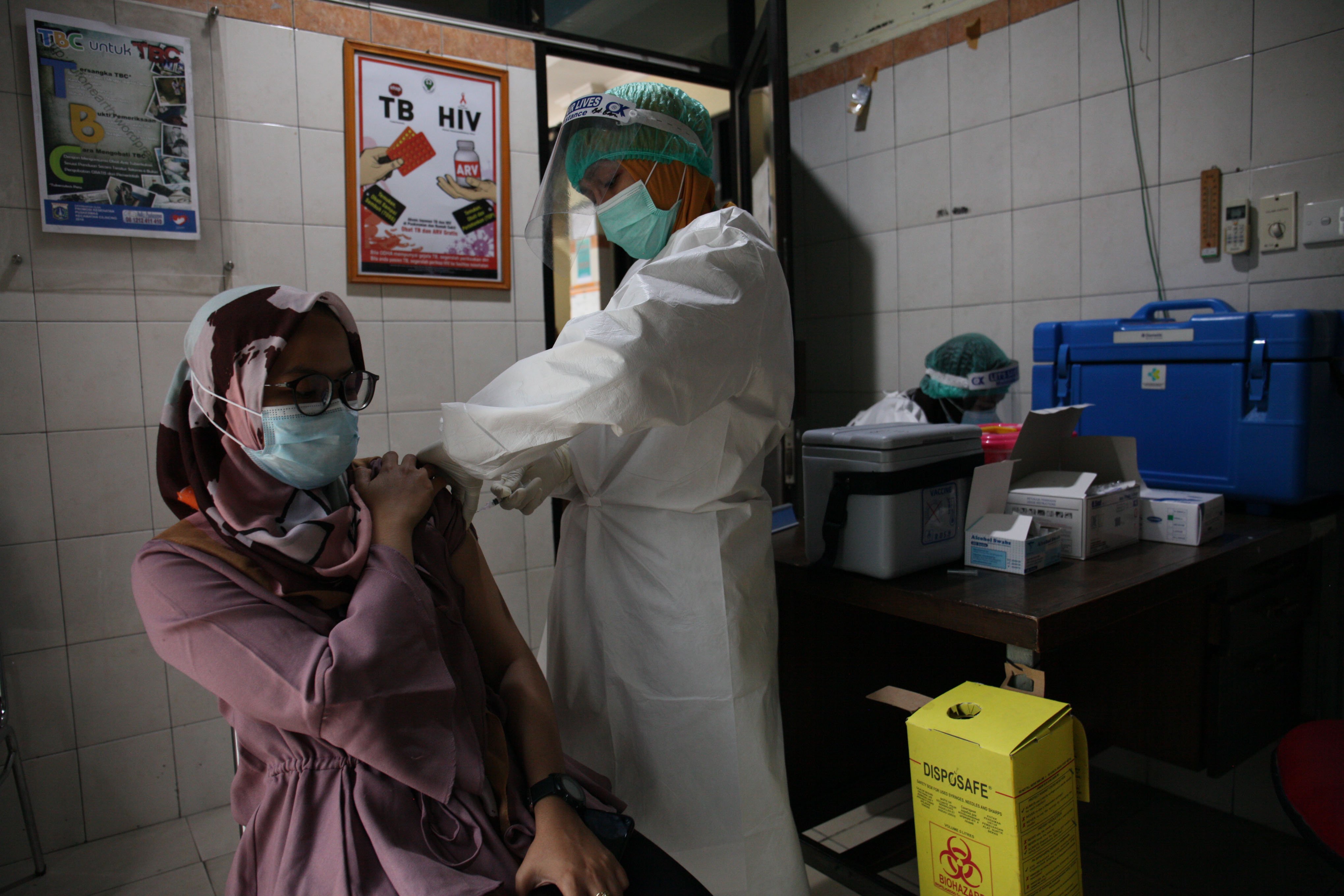 Ilustrasi pemberian vaksin