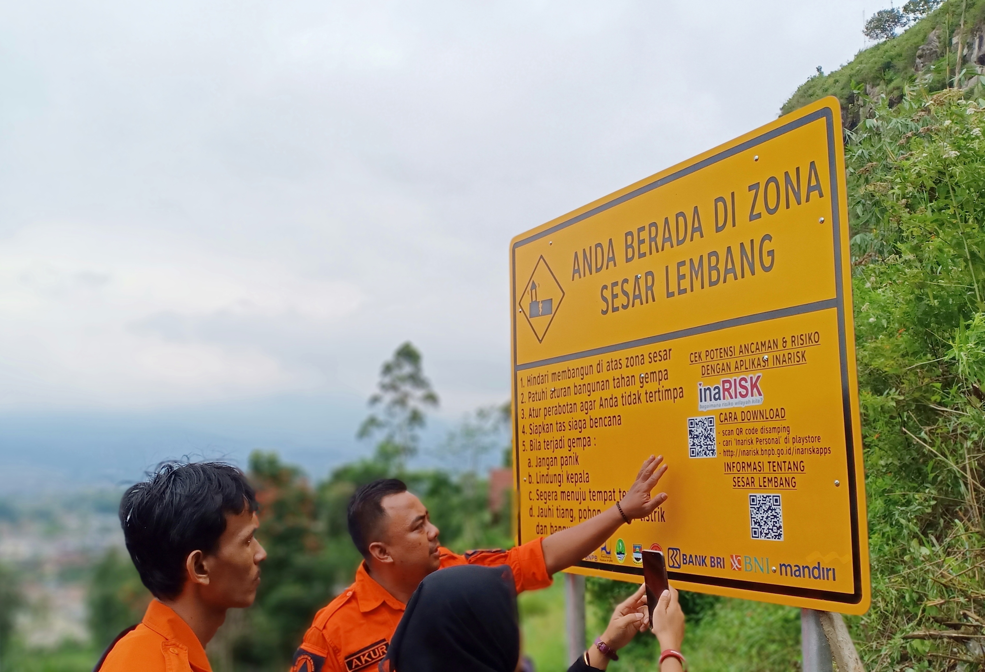 Petugas dari Badan Nasional Penanggulangan Bencana (BNPB) memasang rambu zona Sesar Lembang di Gunung Batu, Desa Langensari, Lembang