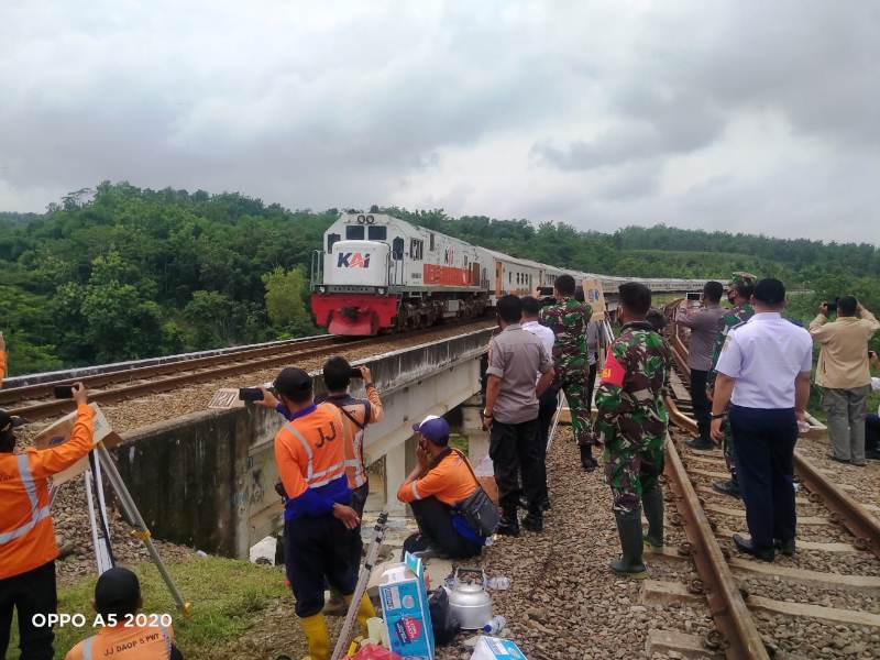 PT KAI Daops 5 Purwokerto mengecek jembatan KA ambruk di Desa Tonjong Kecamatan Tonjong Kabupaten Brebes, Jateng, Rabu (13/1/2021).