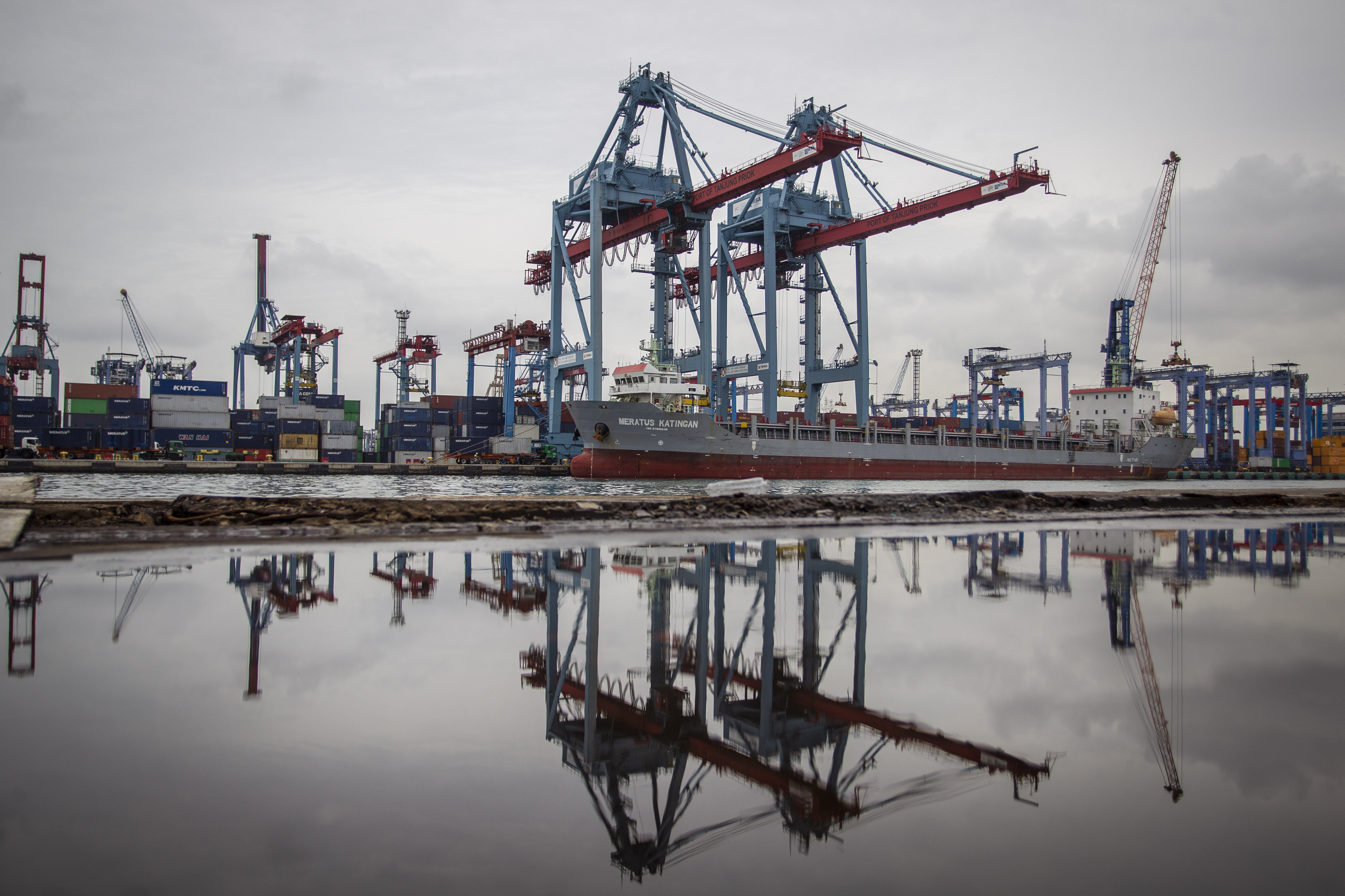 Suasana lokasi bongkar muat peti di Tanjung Priok, Kamis (21/1/2021).