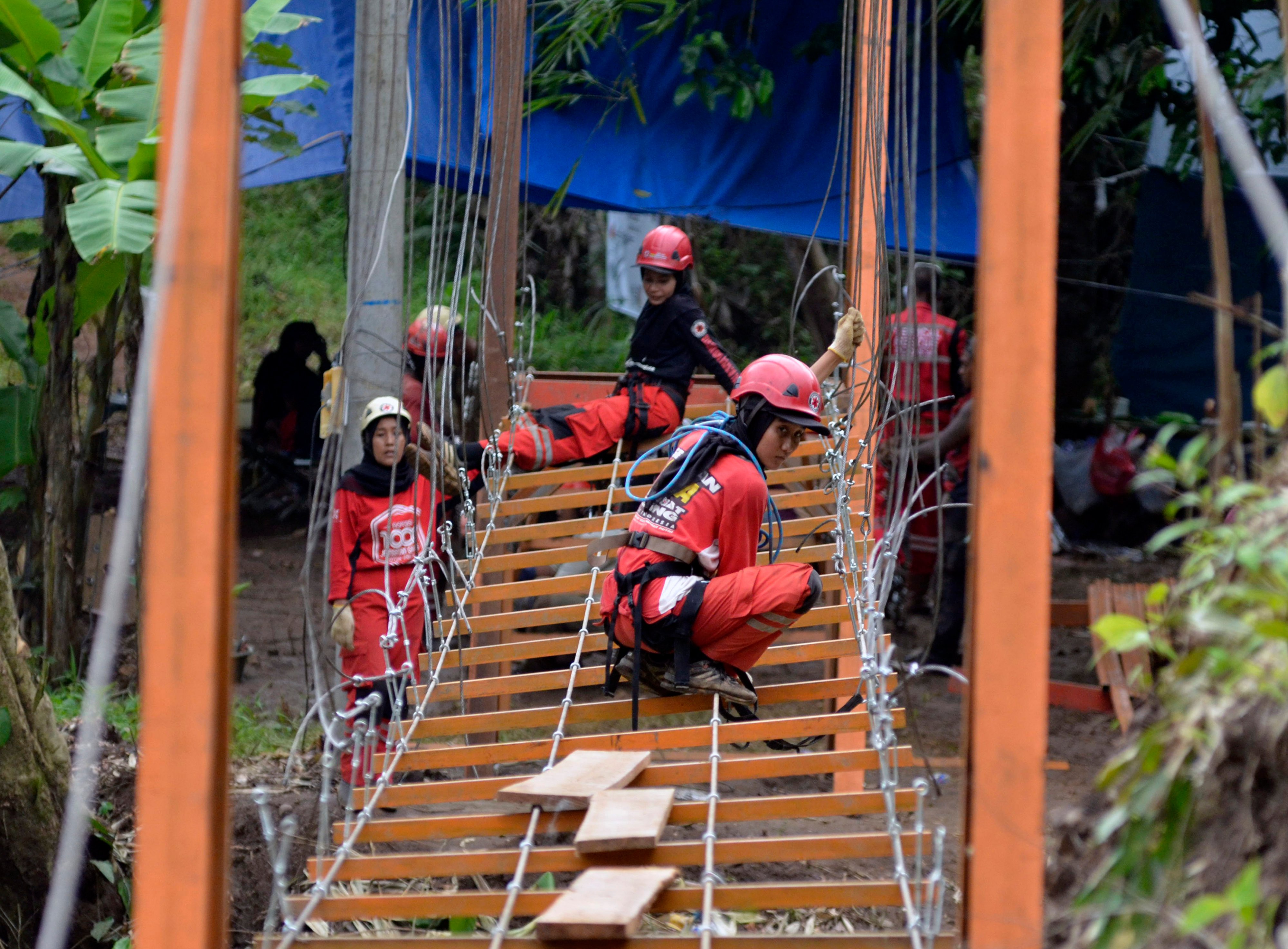 Ilustrasi: pembangunan jembatan gantung yang menghubungkan dua desa 