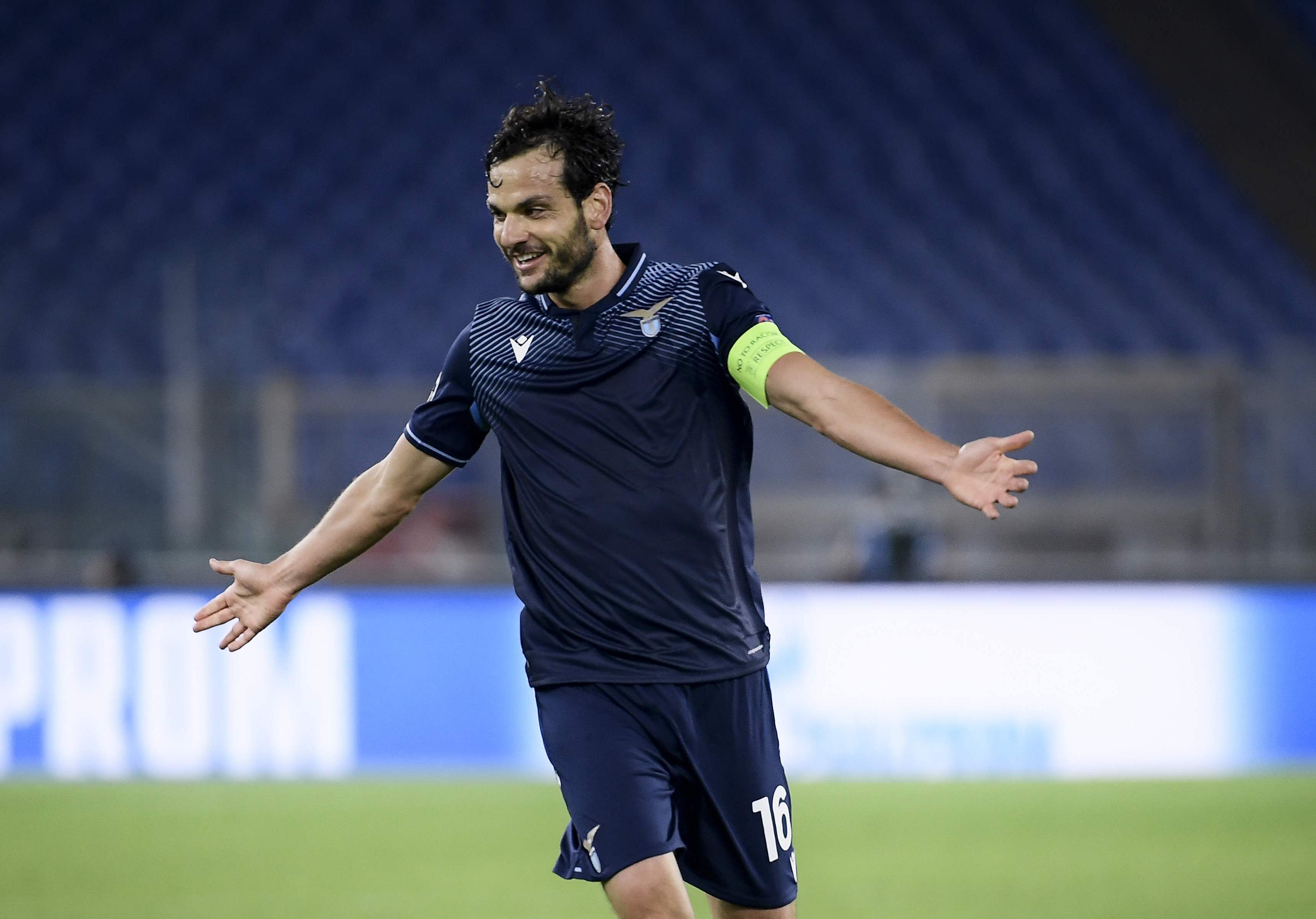 Gelandang Lazio, Marco Parolo, membuka keunggulan melalui golnya pada menit ke-23 saat timnya melawan Parma.