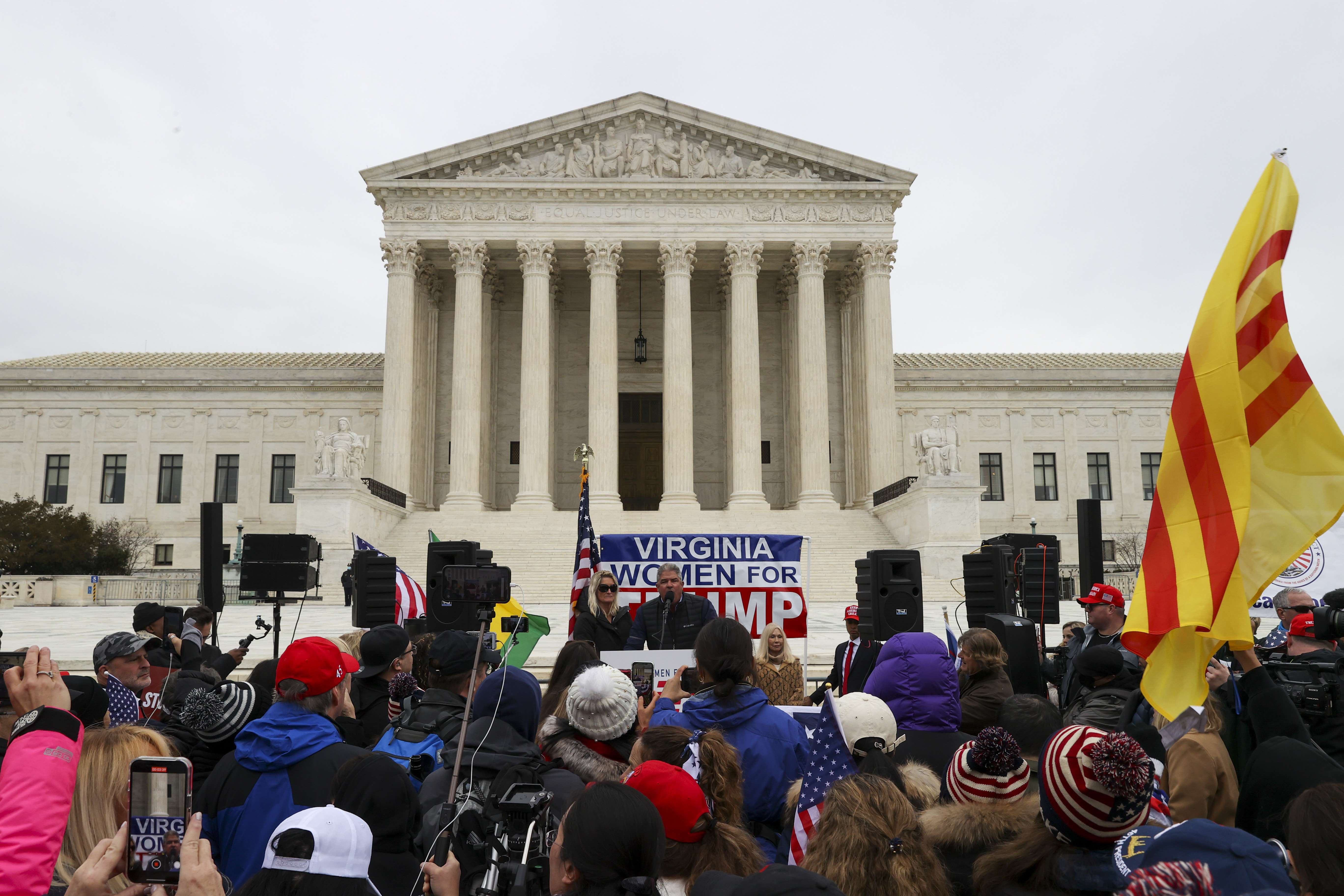 Para pendukun Donald Trump berdiri di depan Gedung Mahkamah Agung, Washington DC, Selasa (5/1/2020) memprotes hasil Pilpres AS.