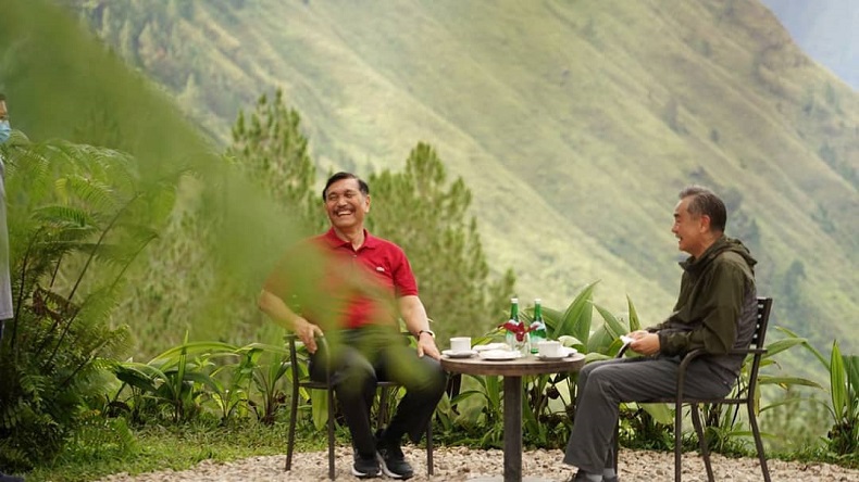 Menko Kemaritiman Luhut Pandjaitan dan Menlu RRT Wang Yi dan 