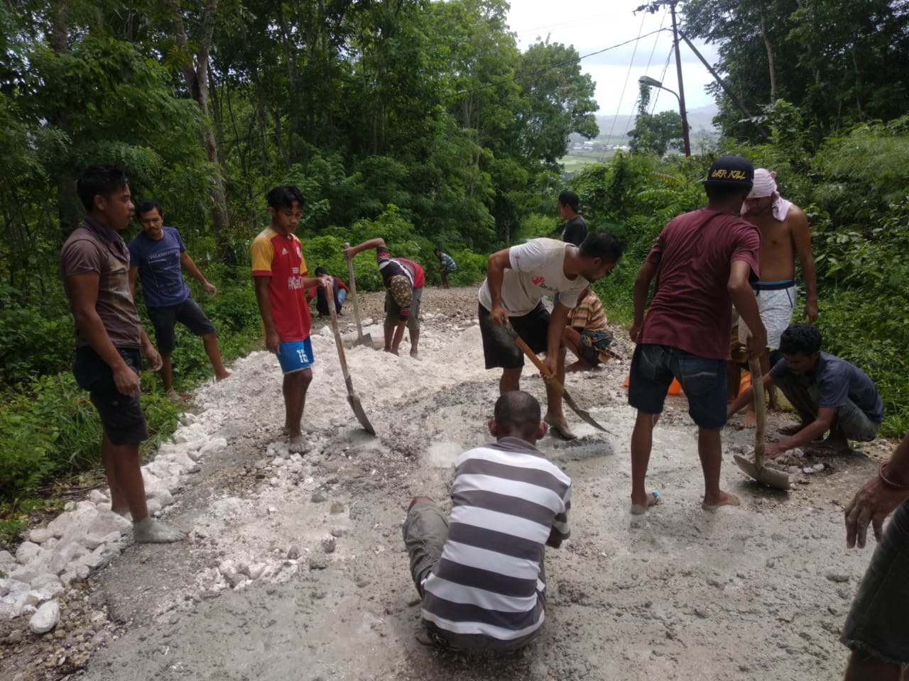 Warga Dusun 3 dan 4, Desa Ubu Pede, Kabupaten Sumba Barat, NTT memperbaiki jalan raya yang rusak parah di sekitar tempat tinggal.