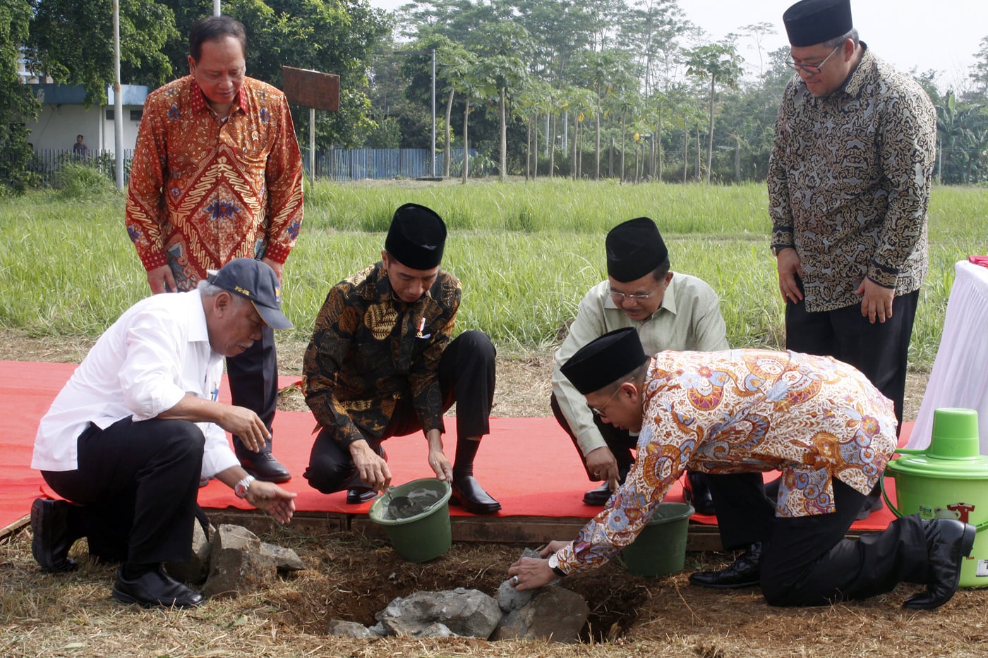 Peletakan batu pertama UIII di Depok, Jawa Barat, dilakukan pada Juni 2018, oleh Presiden Joko Widodo dan Wakil Presiden Jusuf Kalla.