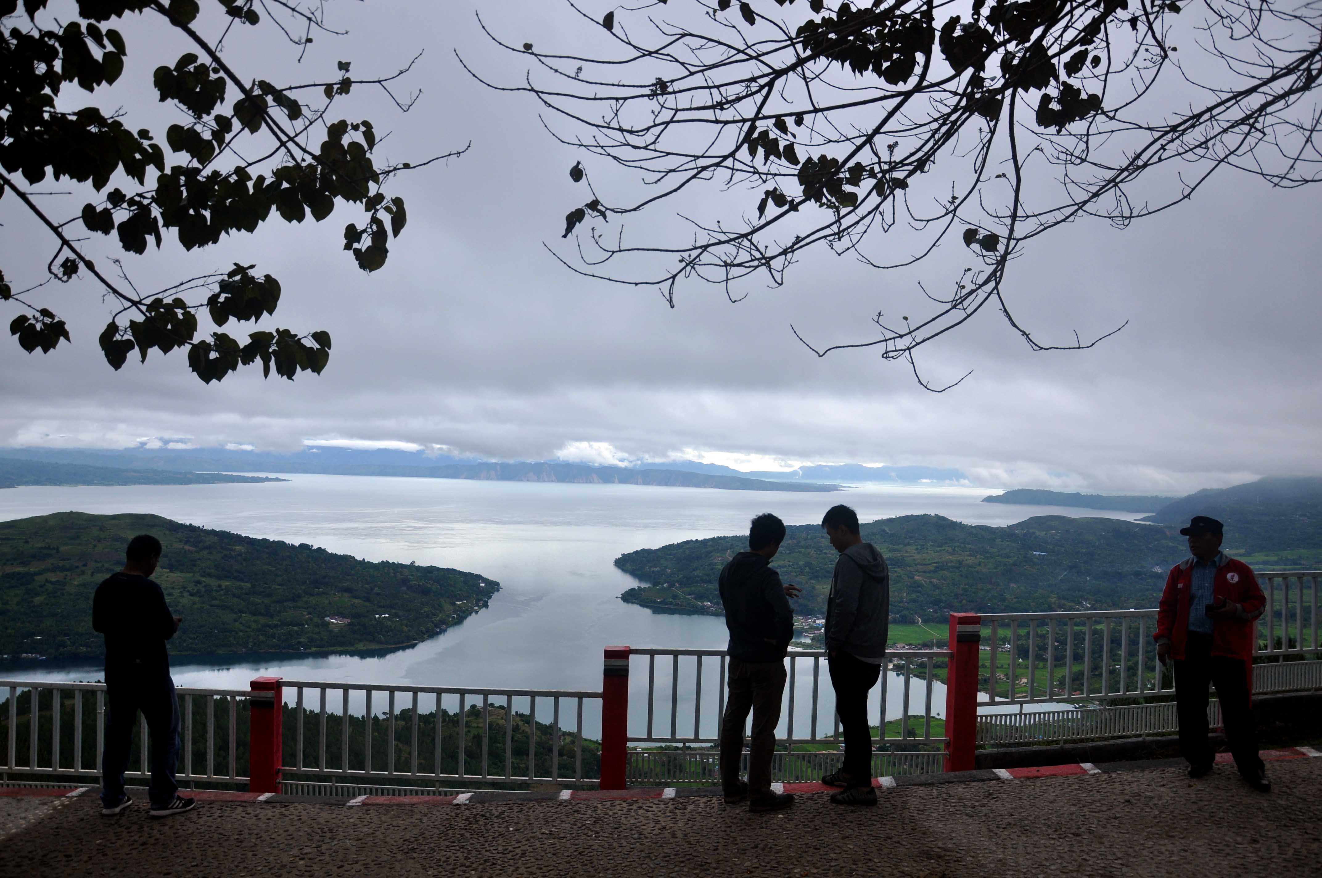 Wisatawan menikmati Kaldera Danau Toba dari atas bukit Taman Sipinsur Dolok Sanggul, Kabupaten Humbahas, Sumut, beberapa waktu lalu.