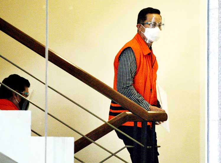  Mantan Menteri Sosial Juliari Peter Batubara saat menjalani pemeriksaan perdana di gedung KPK.