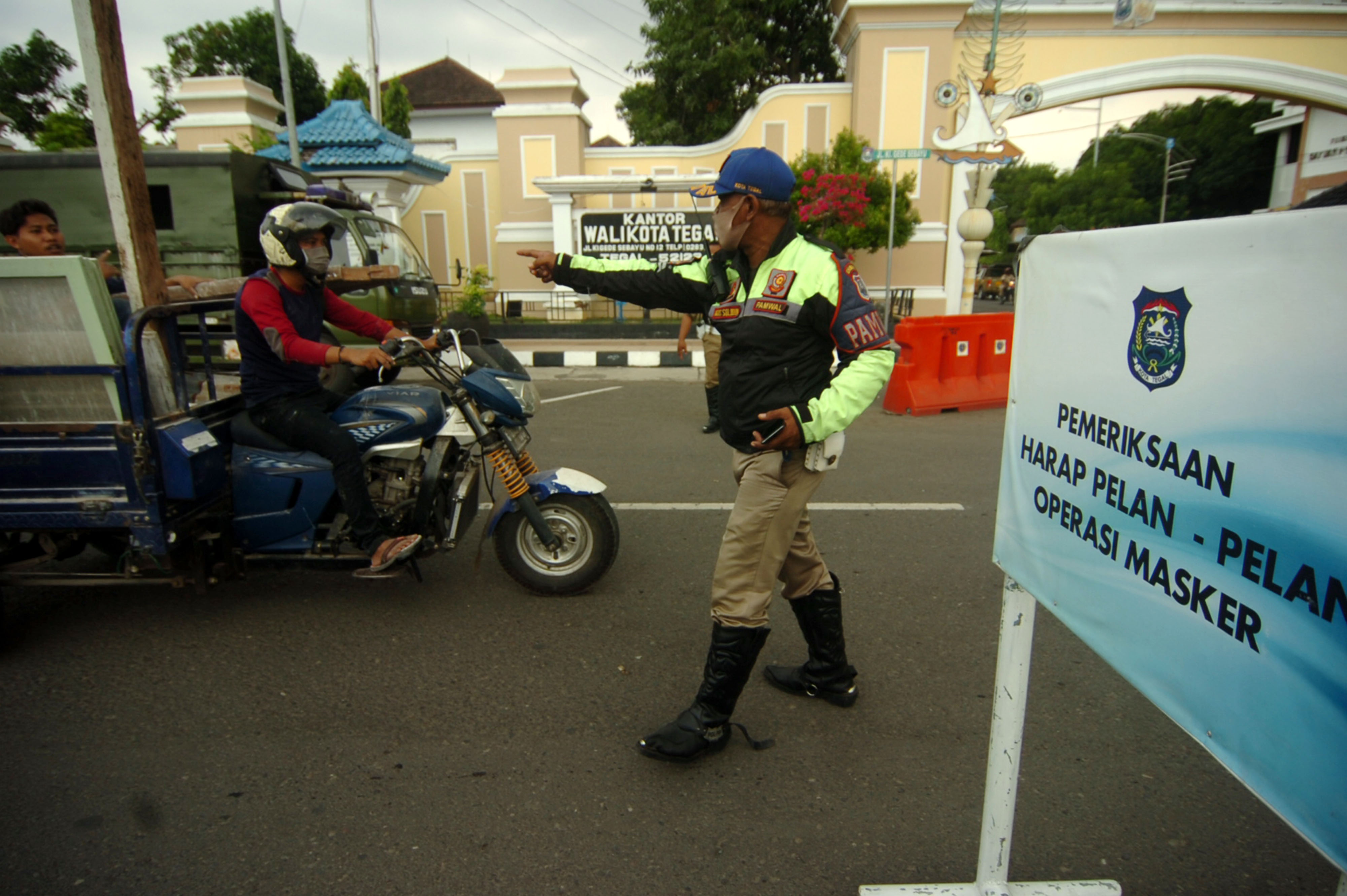 Ilustrasi: Petugas Satpol PP memberhentikan kendaraan saat razia yustisi 