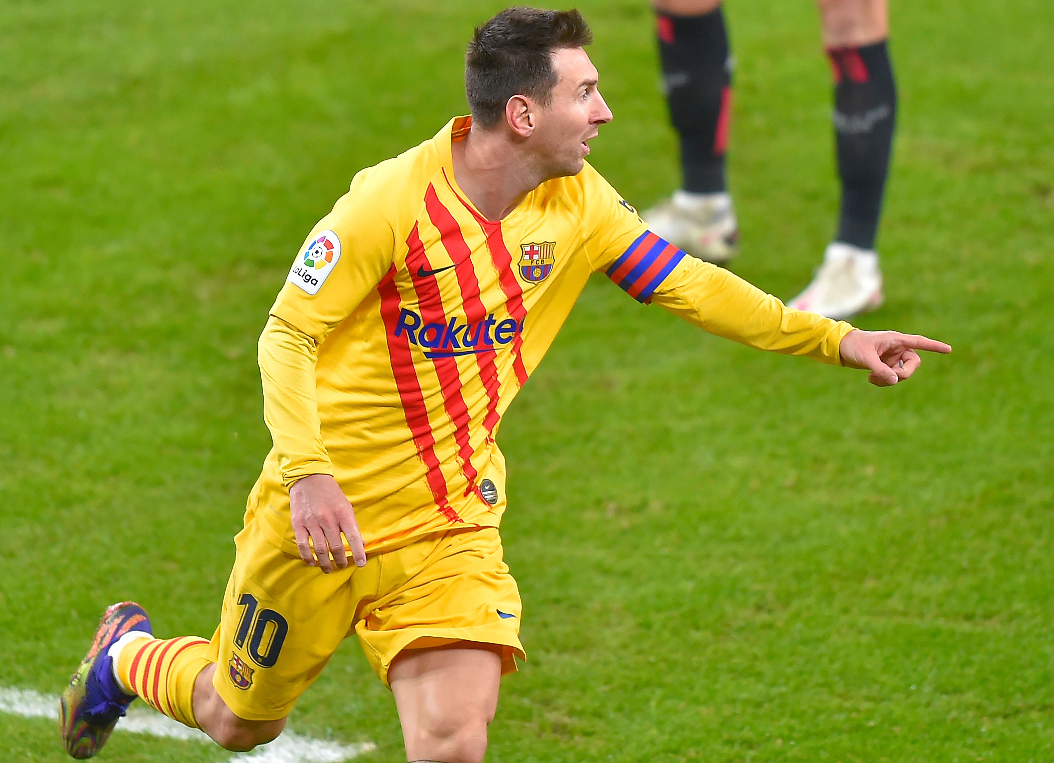 Penyerang Barcelona Lionel Messi melakukan selebrasi usai mencetak gol ke gawang Athletic Bilbao di laga La Liga.