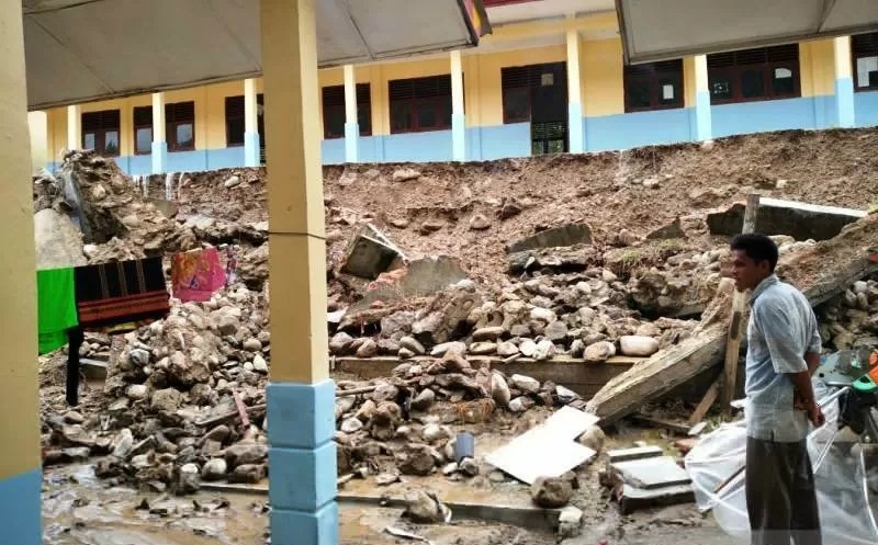 Warga melihat bagian bangunan dinding penahan tanah di Kompleks SDN Pepelah, Kecamatan Pining, Kabupaten Gayo Lues, Provinsi Aceh.