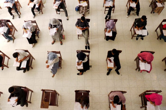 Peserta SNMPTN tahun 2020 sedang mengerjakan soal-soal.