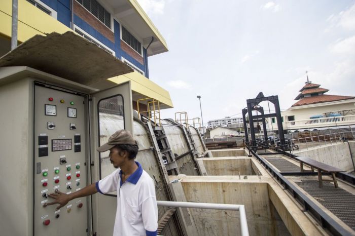 Petugas mengecek kesiapan pompa air di Waduk Pluit, Jakarta Utara.