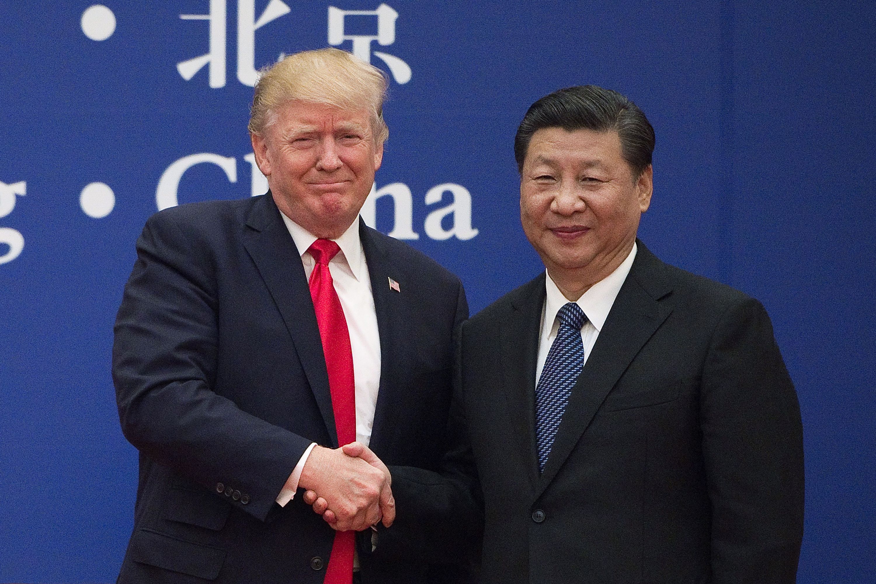 Presiden Tiongkok Xi Jinping menyambut Presiden AS Donald Trump saat bertemu di Beijing, Tiongkok, pada tahun 2017. 