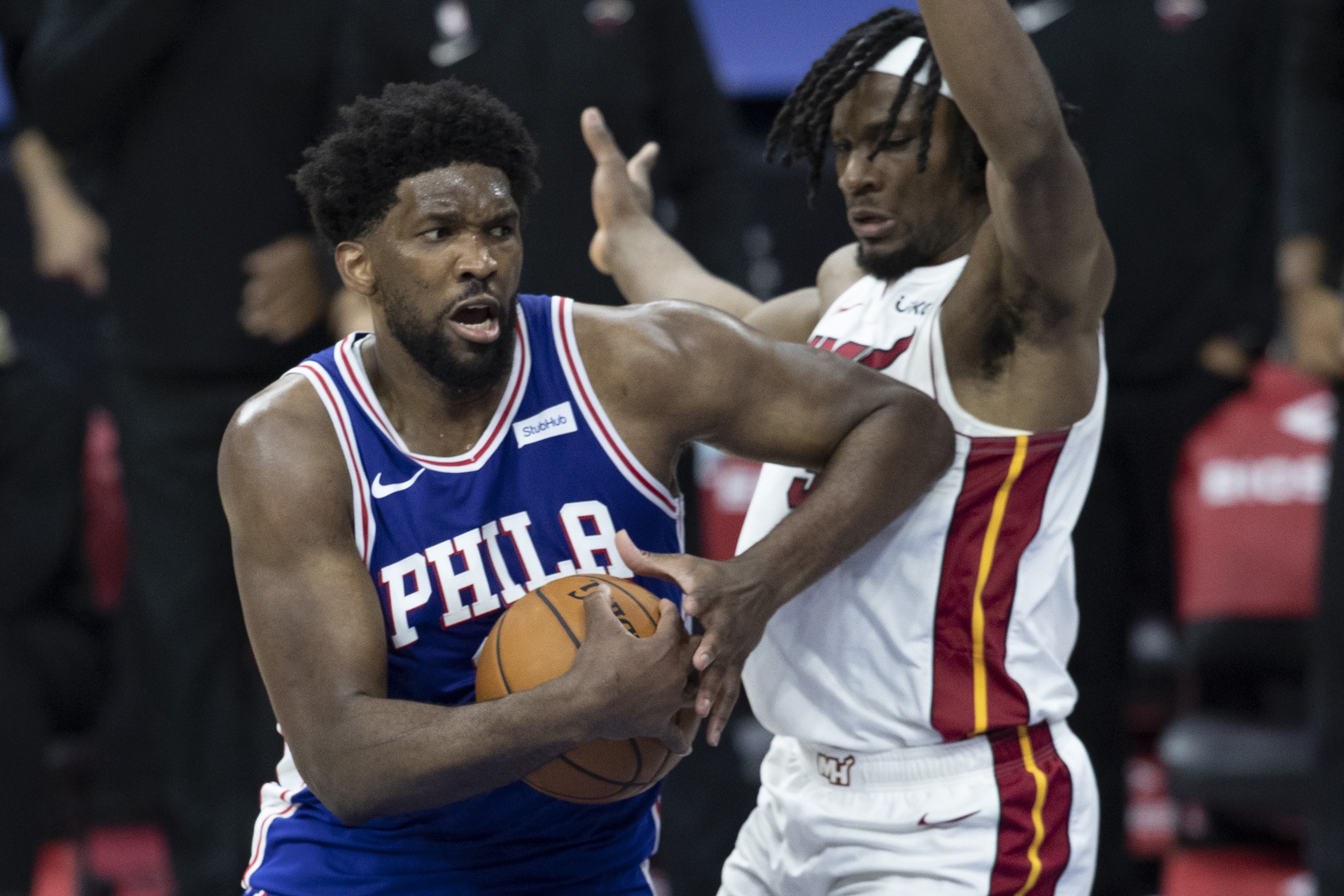 Aksi Joel Embiid dari Philadelphia 76ers (kiri) saat timnya melawan Miami Heat.  