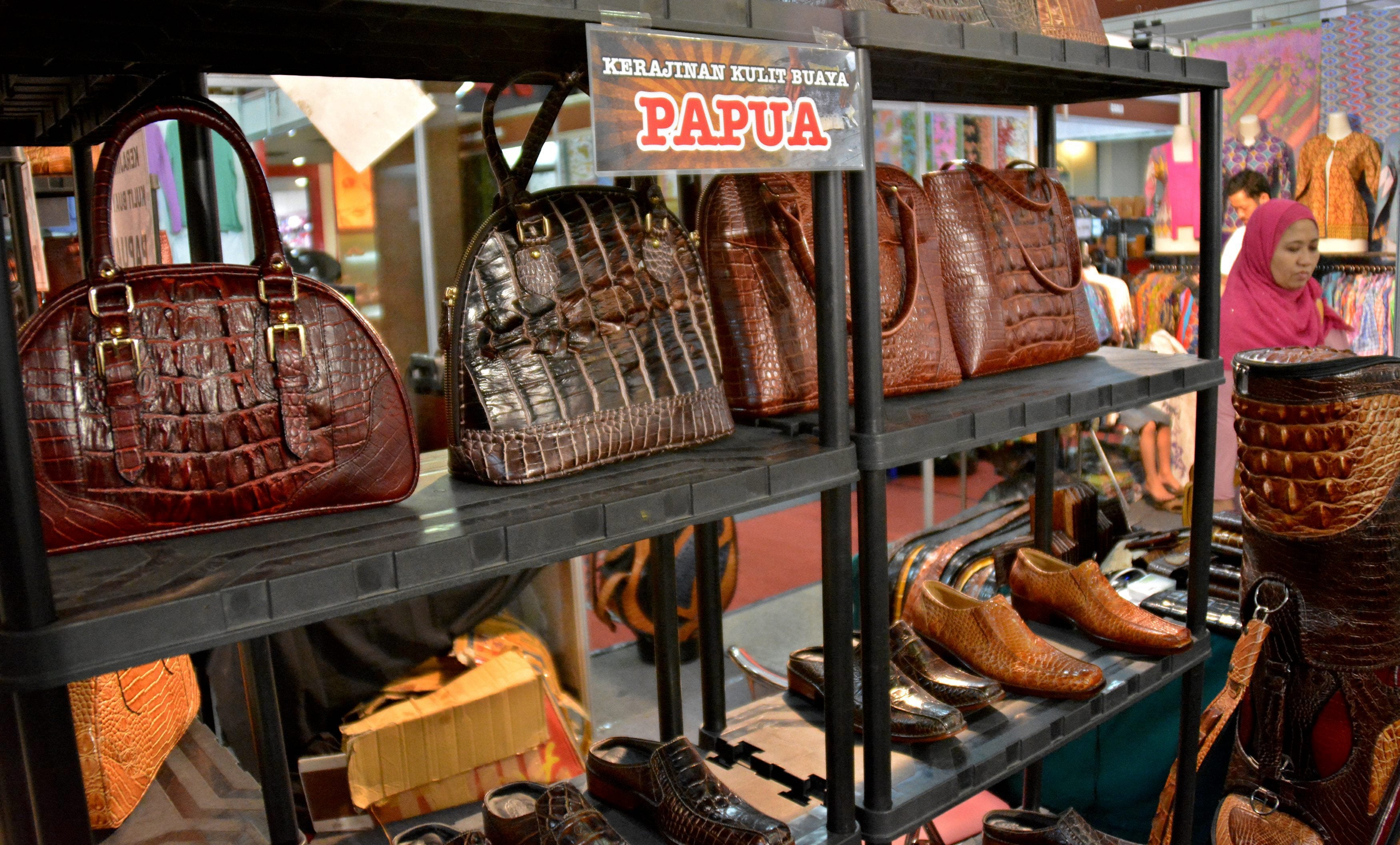 Produk kerajinan kulit buaya