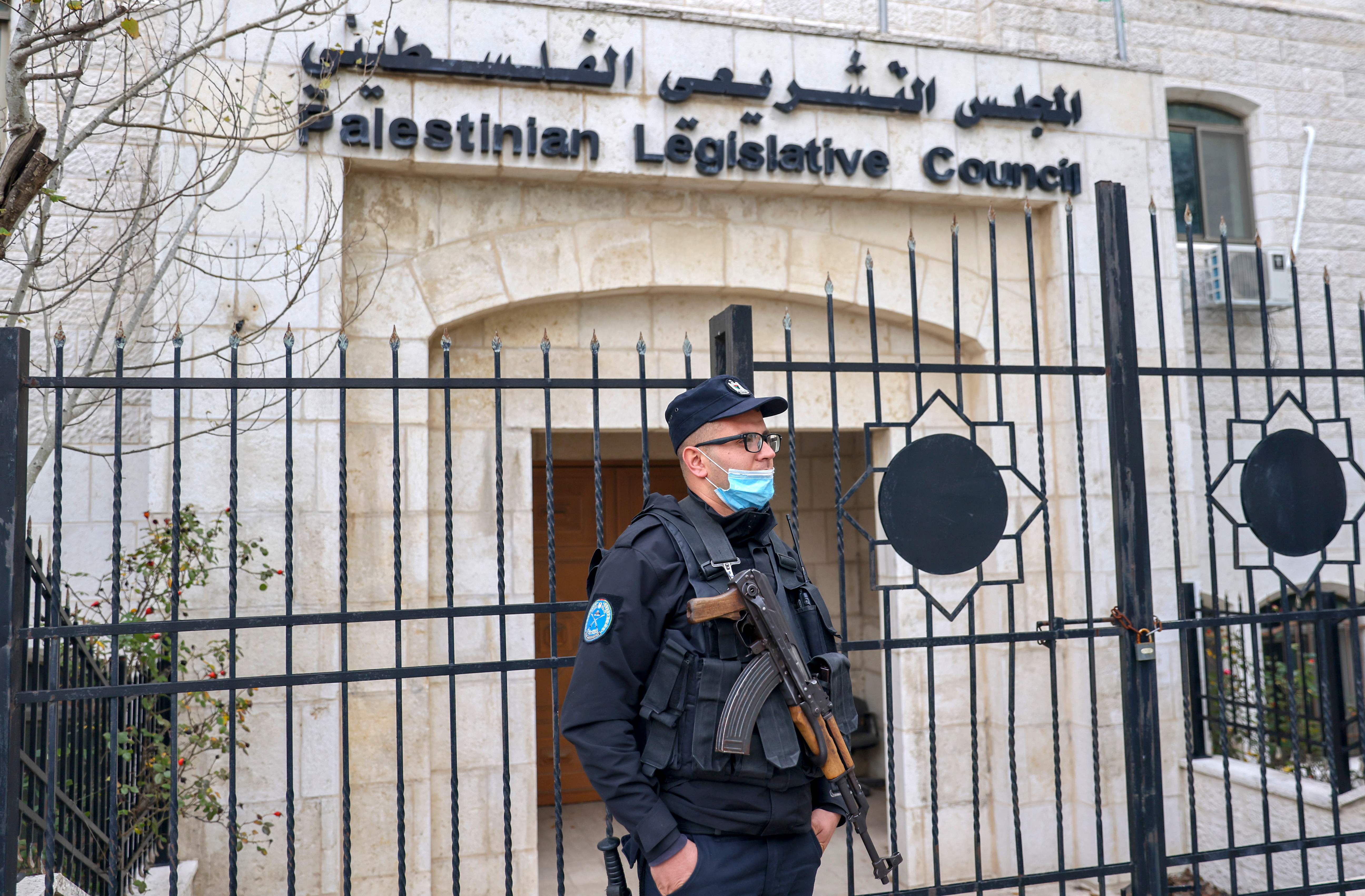 Anggota pasukan keamanan Palestina berjaga di depan Gedung Legislatif Palestina, Ramalah, Palestina.