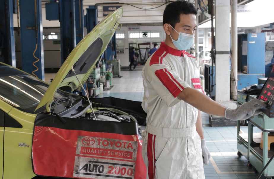 Mekanik Auto2000 tengah melakukan uji emisi mobil konsumen.