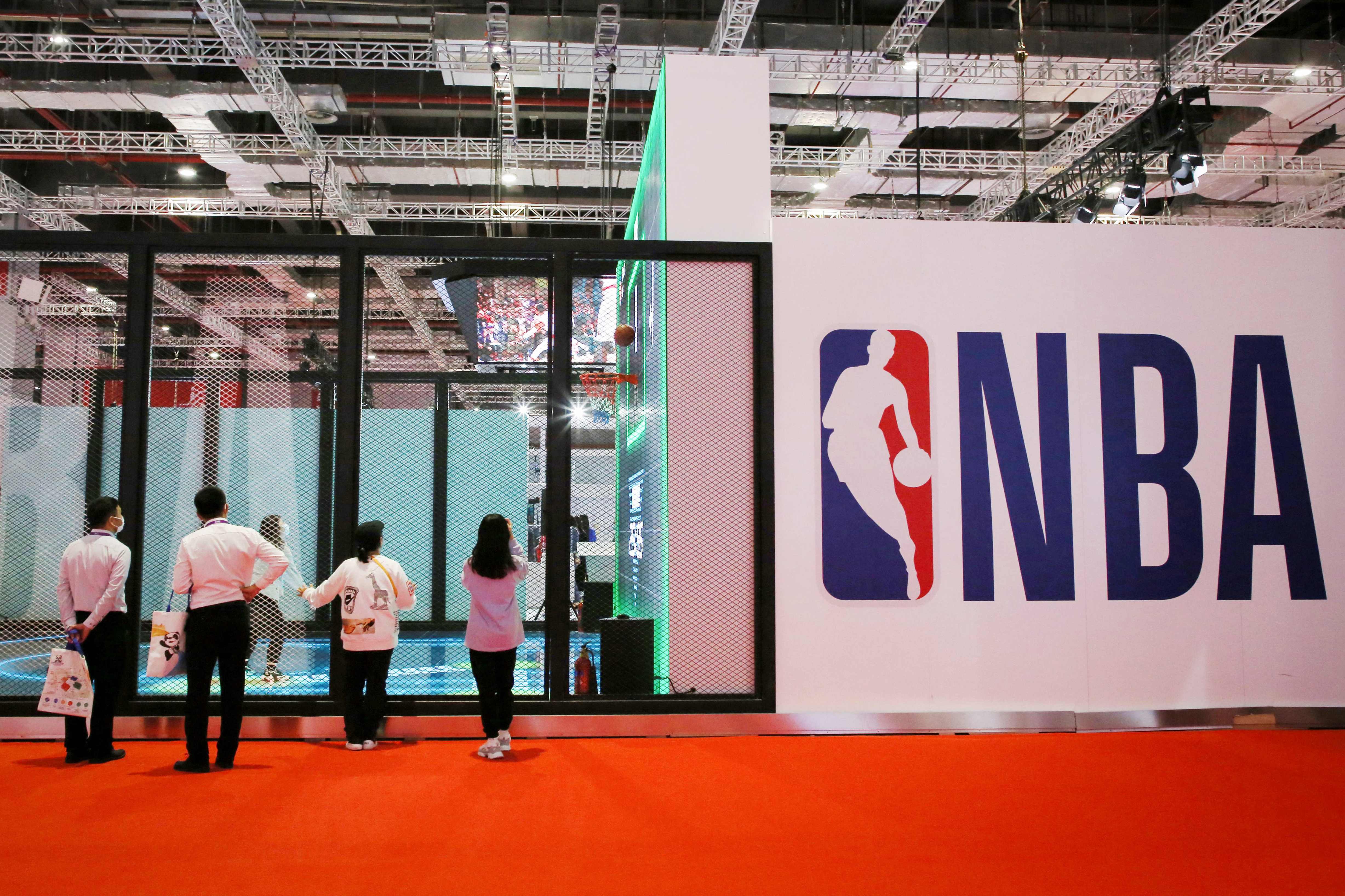 Logo NBA di NBA Exhibition di China International Import Expo (CIIE), Shanghai, Tiongkok, November 2020.
