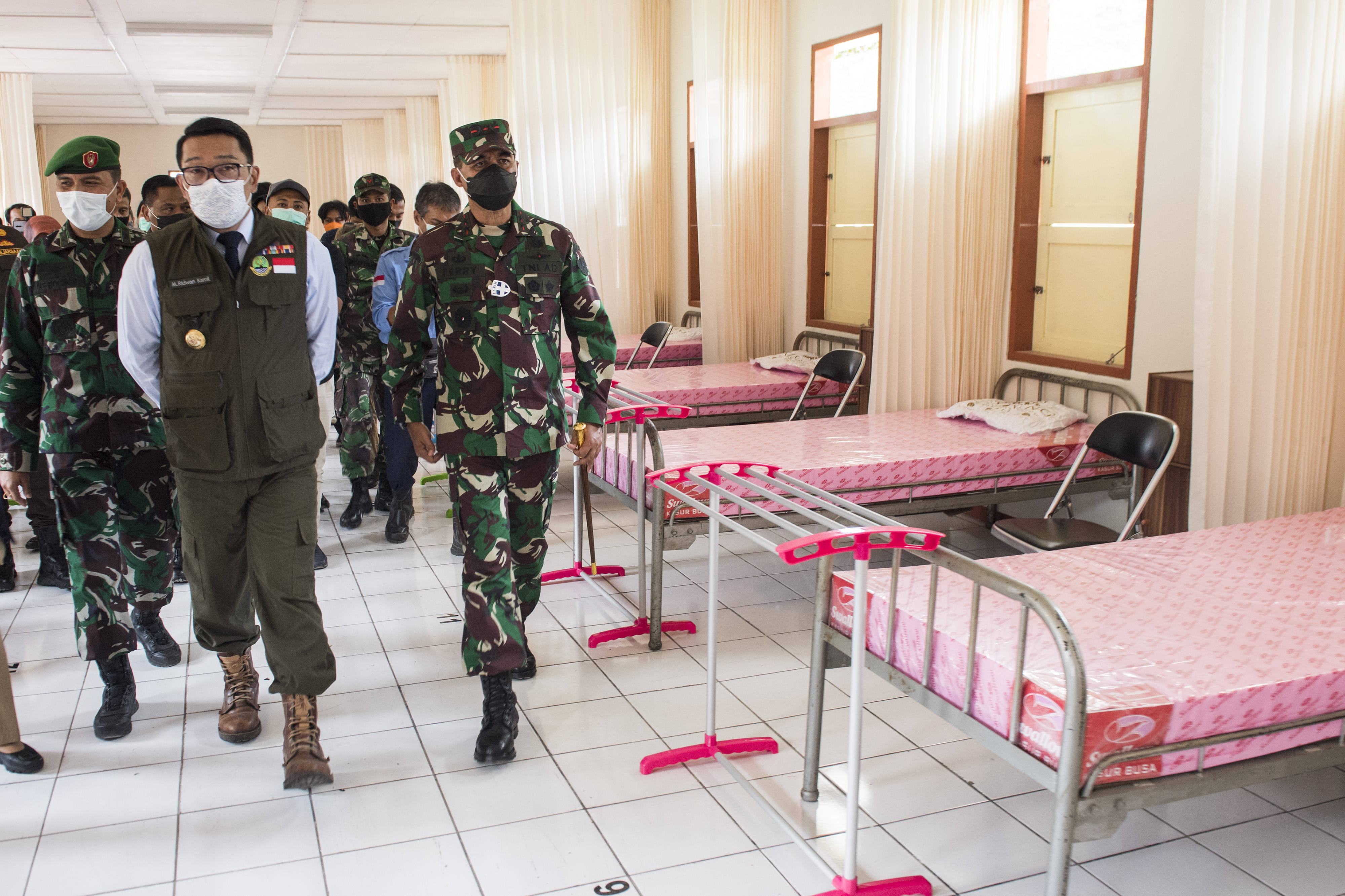 Gubernur Jawa Barat Ridwan Kamil saat meninjau fasilitas yang ada di Rumah Sakit Darurat Secapa TNI-AD