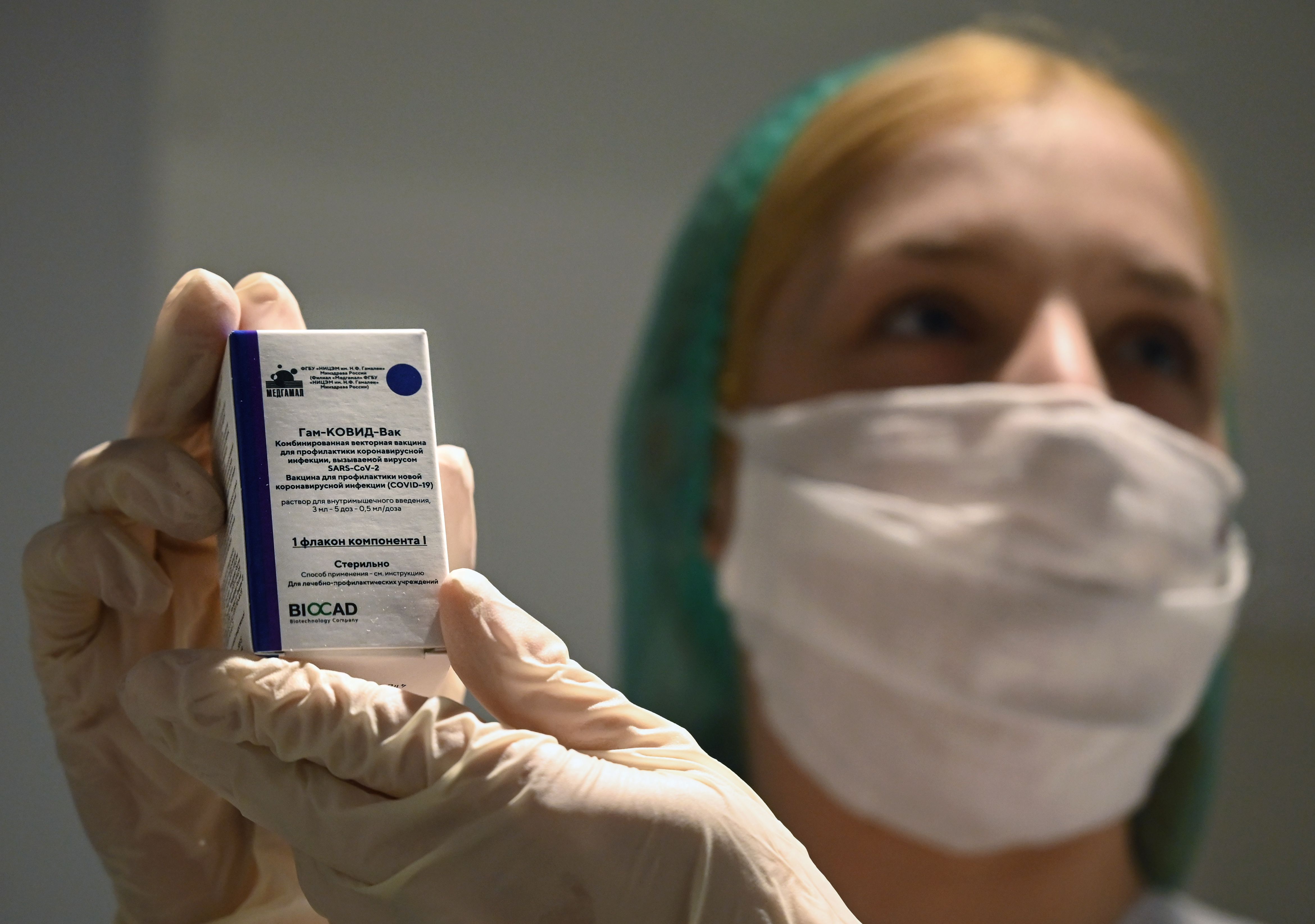 Seorang petugas kesehatan menunjukkan vaksin covid-19 Sputnik V