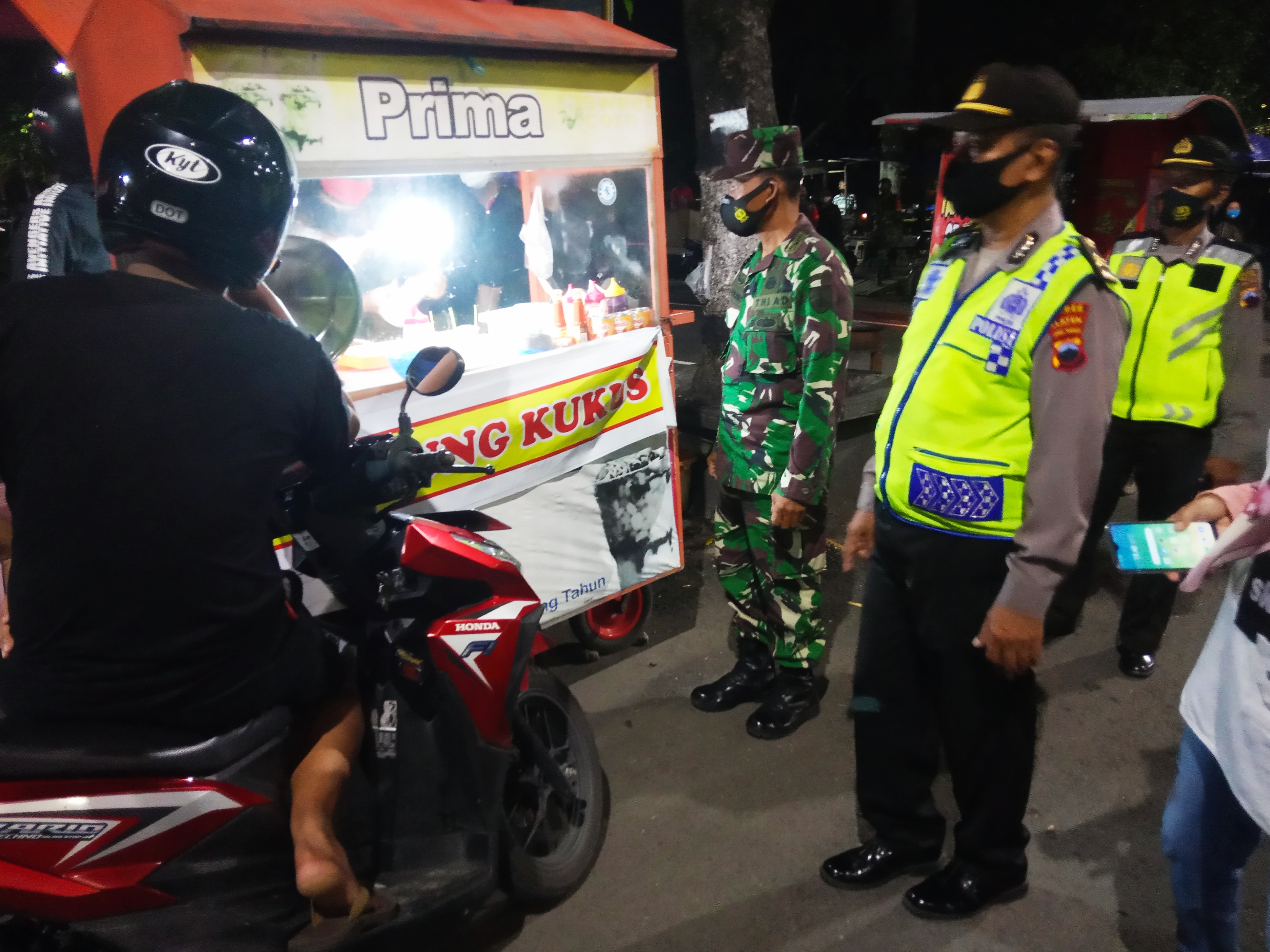 Petugas Polri dan TNI di Klaten, Jawa Tengah, terus melakukan operasi yustisi guna mendisiplinkan warga 