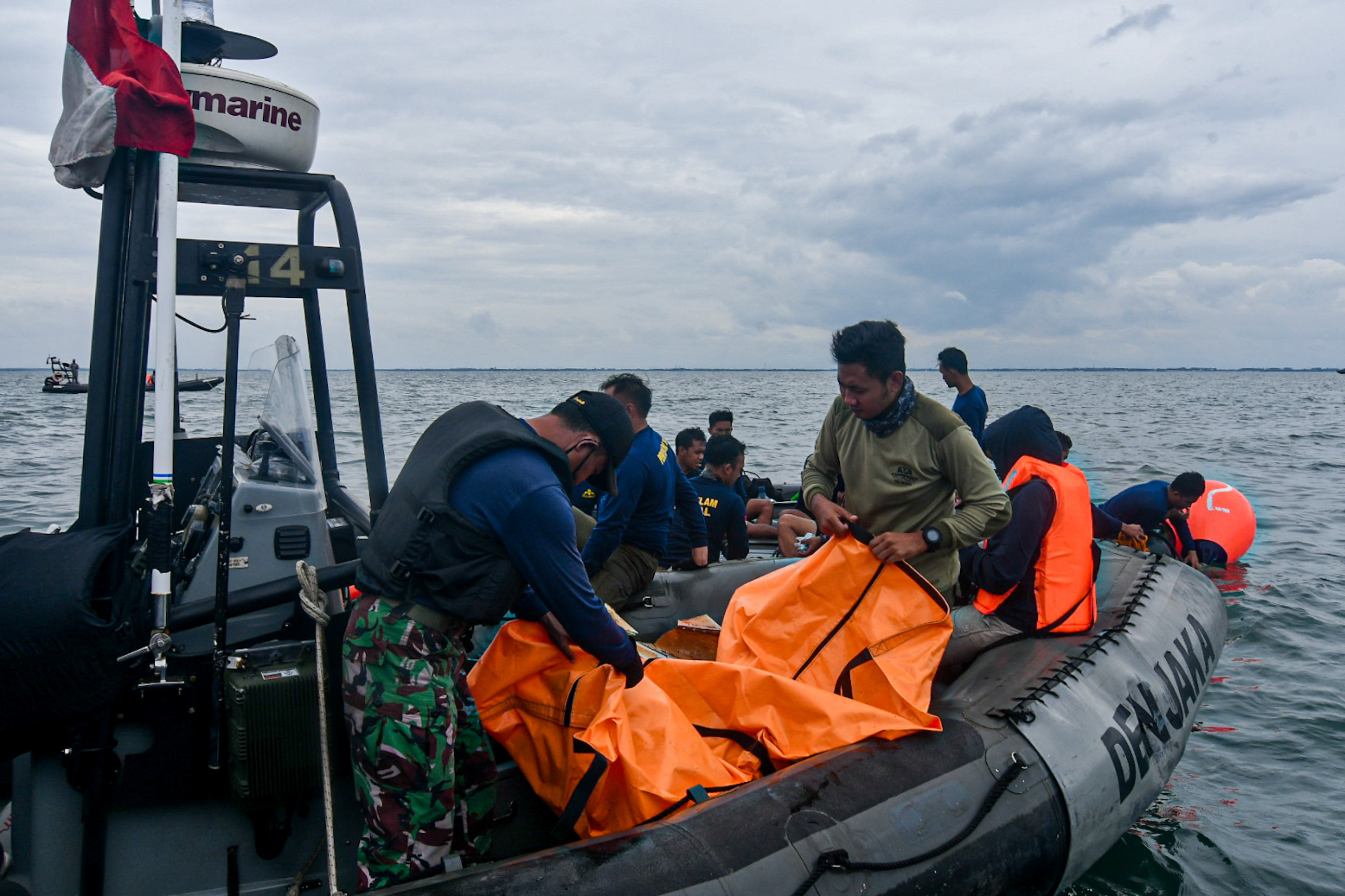 Pasukan Elite TNI Angkatan Laut berhasil menemukan sejumlah temuan baru korban pesawat Sriwijaya SJ 182