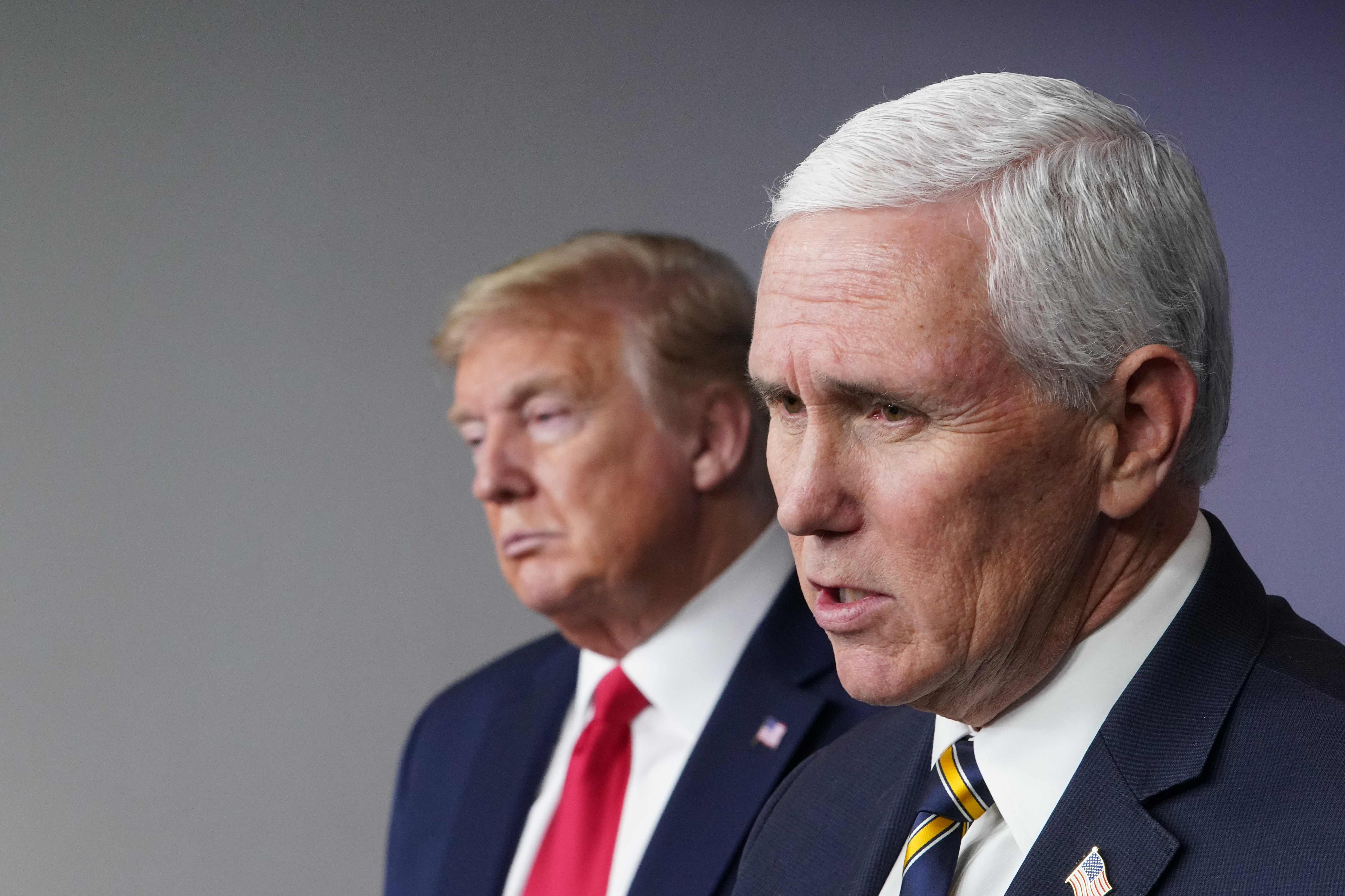 Donald Trump (kiri) dan Mike Pence.