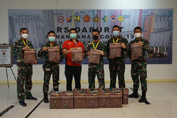 Kapal Api Bagikan Bingkisan Untuk Tenaga Medis di Jakarta & Jatim