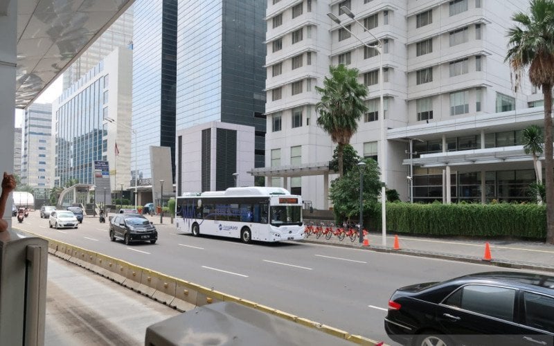 Bus listrik melintas di jalan protokol Jakarta dalam uji coba yang digelar untuk mendukung program Langit Biru dari Pemprov DKI Jakarta..