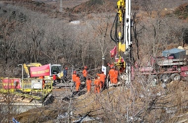 Penyelamatan korban ledakan tambang