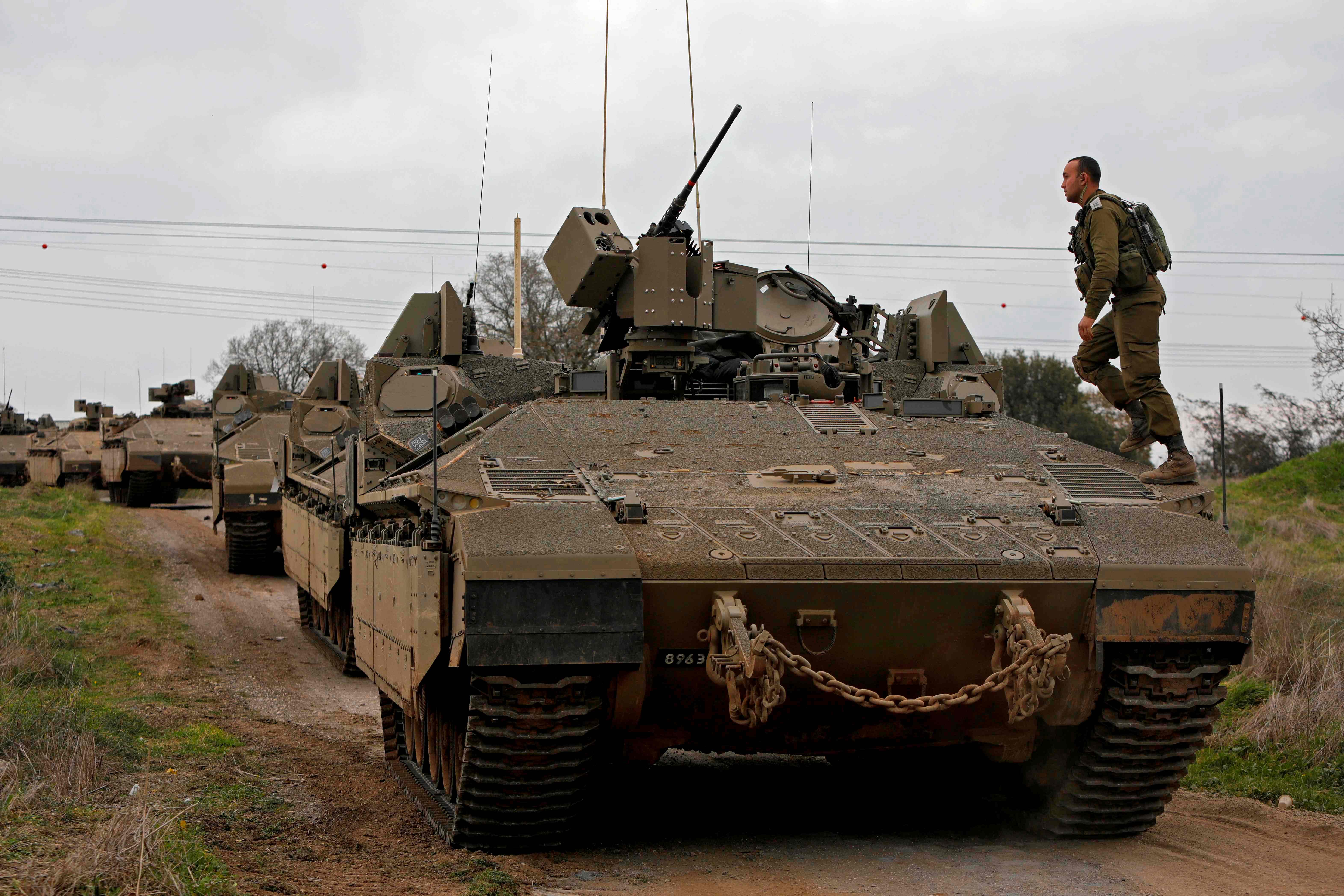 Pasukan Israel digambarkan selama latihan militer di Dataran Tinggi Golan yang dicaplok Israel pada Rabu (13/1).