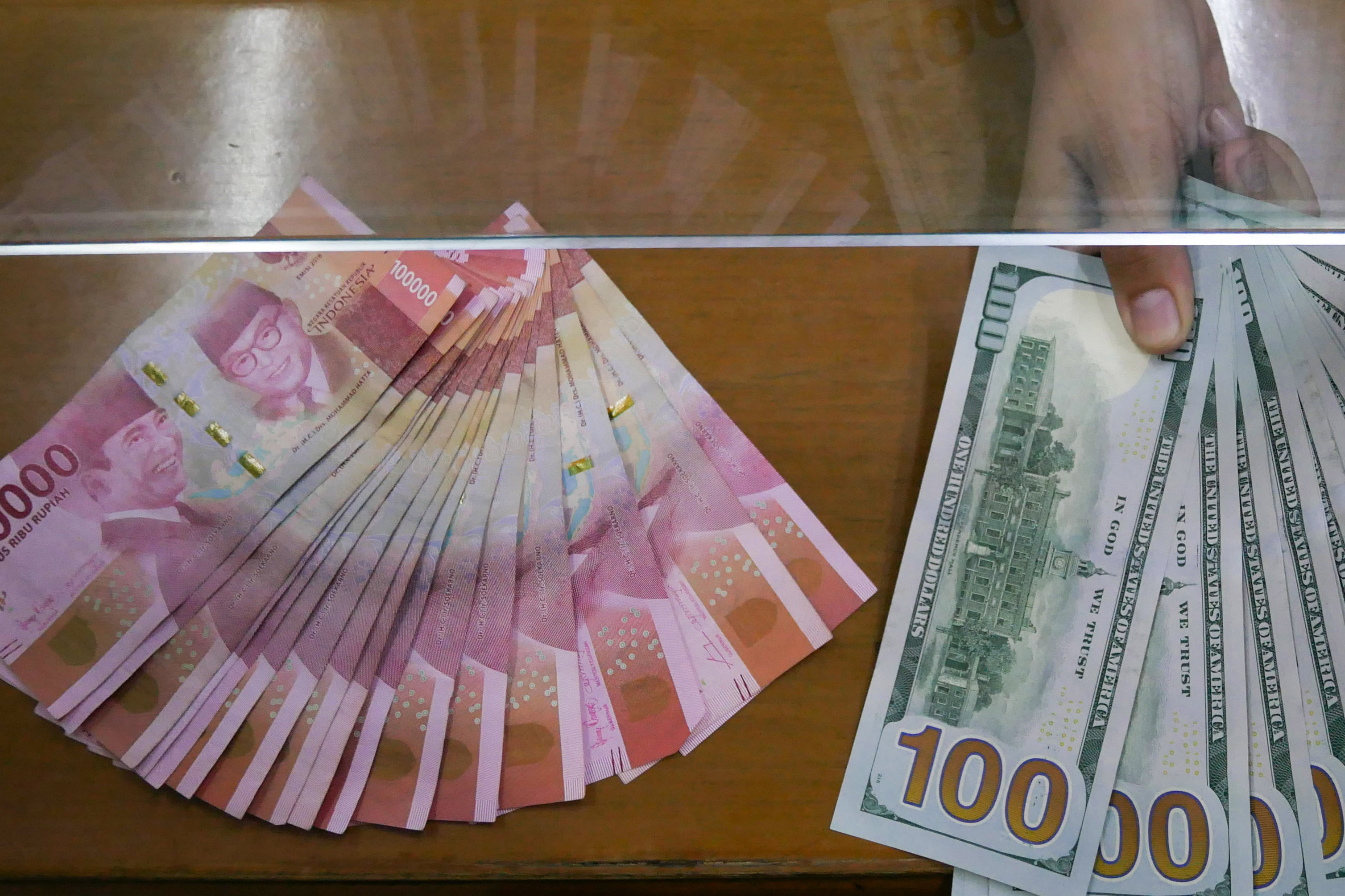 Pasar Sambut Aturan Turunan UU Cipta Kerja, Rupiah Menguat