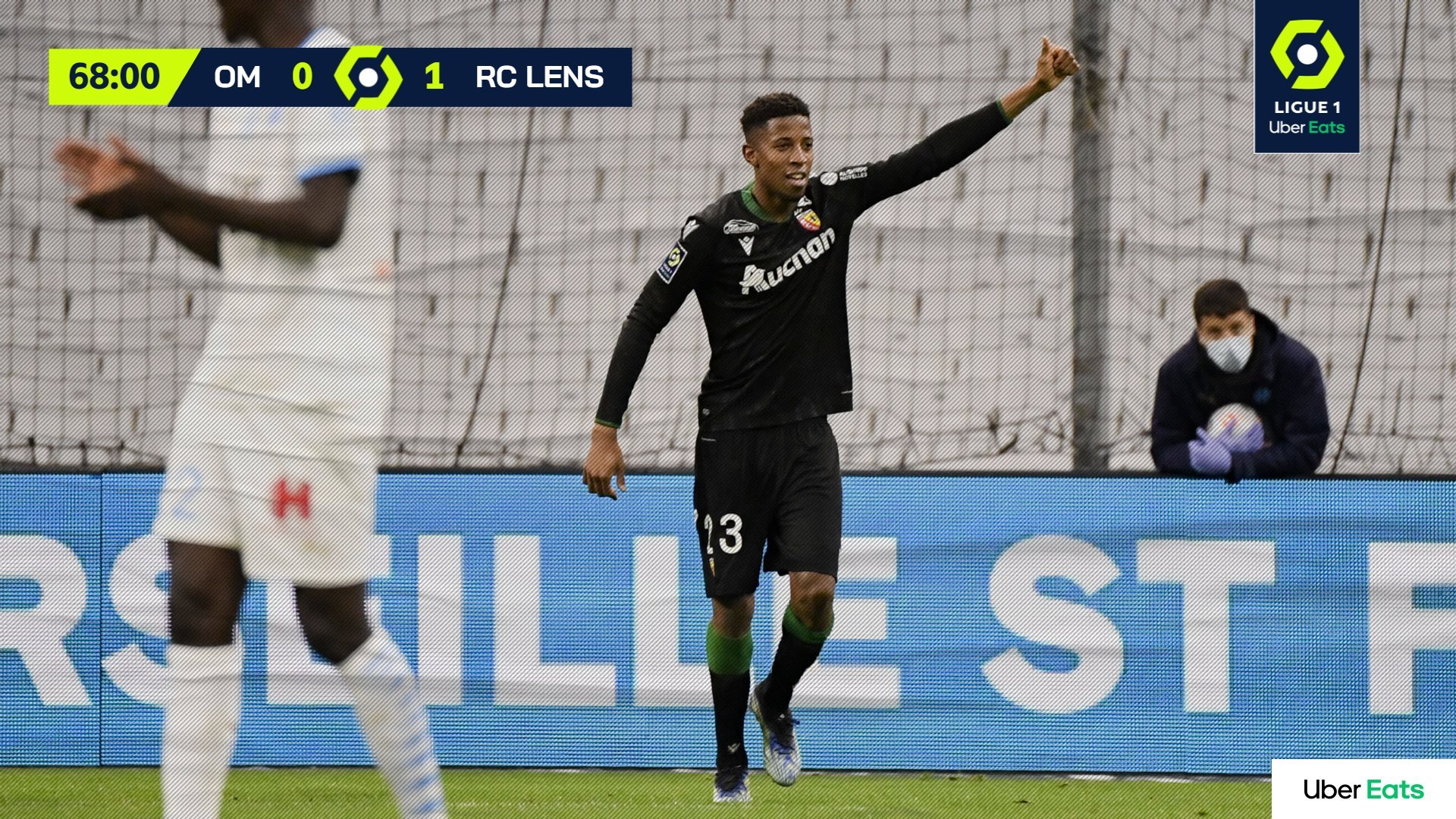 Pemain Lens Simon Banza mencetak gol ke gawang Marseille di laga Ligue 1.