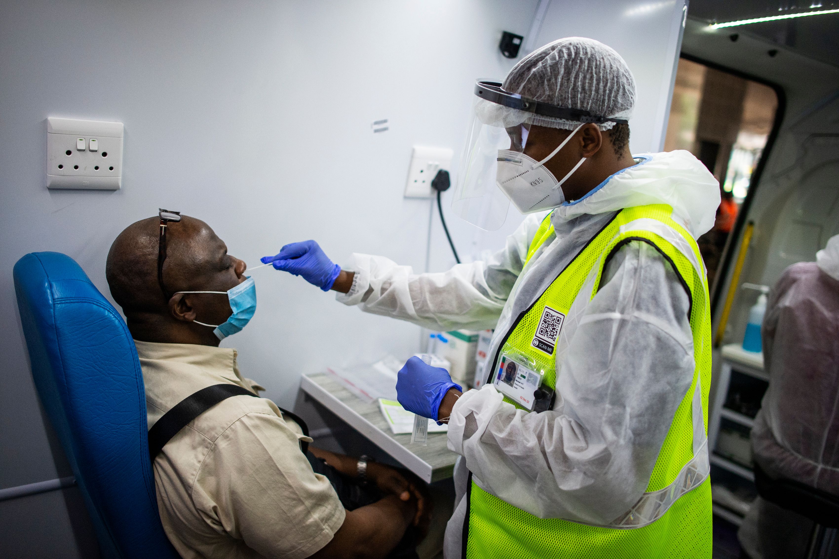 Petugas medis melakukan tes swab Covid-19 di  O.R Tambo International Airport, Ekurhuleni, Afrika Selatan.