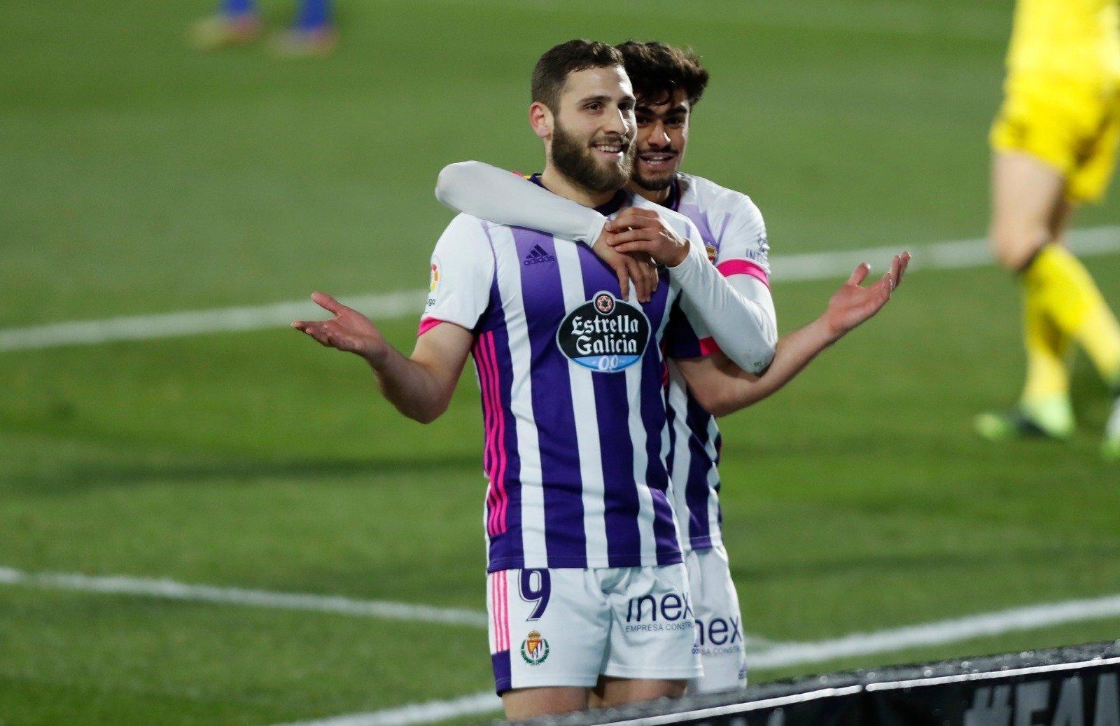 Shon Weissman melakukan selebrasi usai mencetak gol untuk Valladolid ke gawang Getafe dalam laga La Liga.