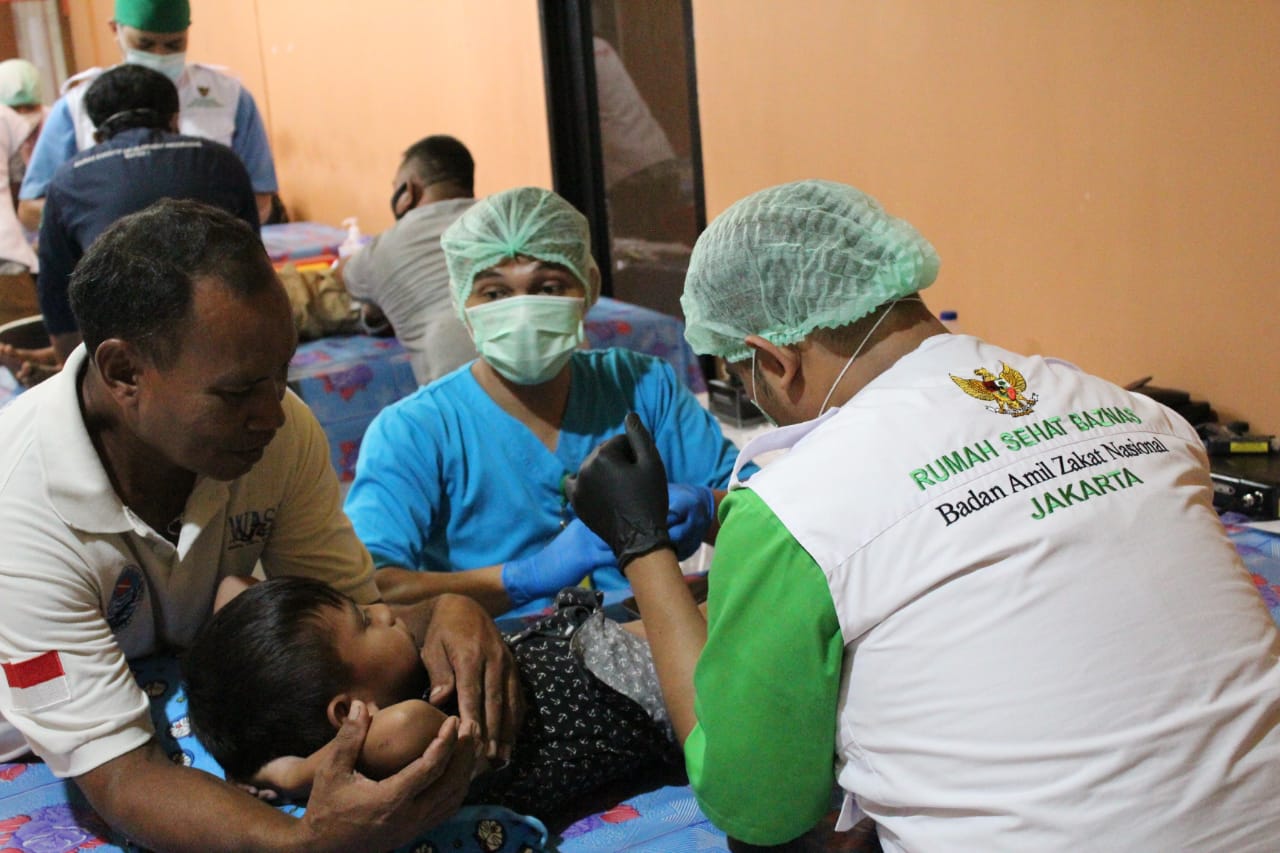 Kegiatan sosial khitanan massal untuk anak kurang mampu di Kabupaten Bekasi, Jawa Barat.