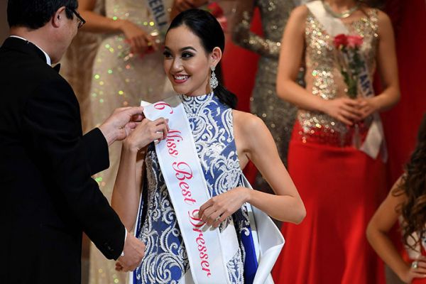 Tapis dikenakan Felicia Hwang yang kemudian meraih Miss Best Dresser pada ajang Miss International di Tokyo.