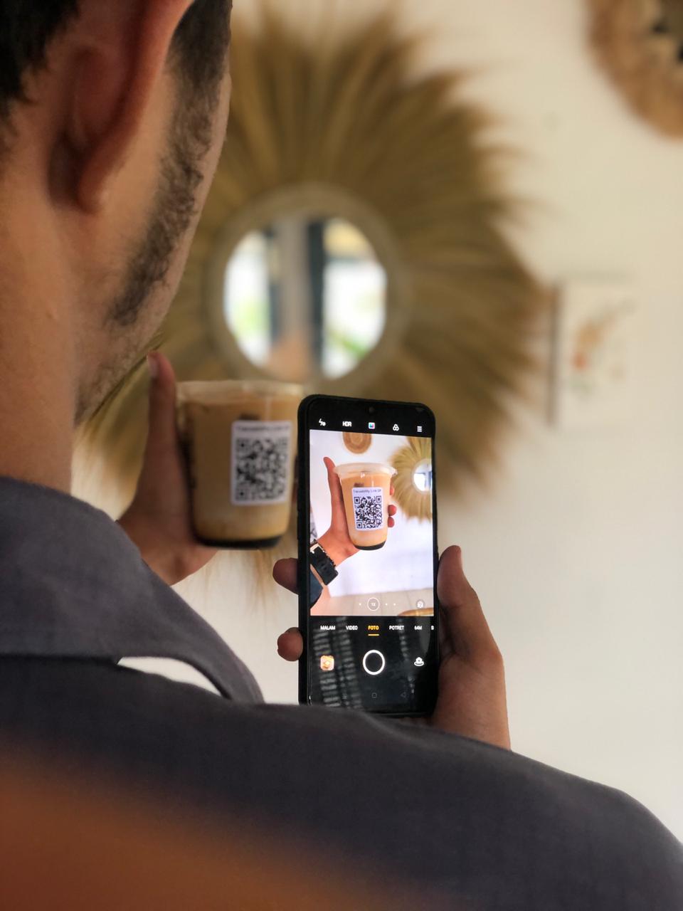 Teknologi blockchain; Konsumen memindai melalui smartphone dan bisa mengetahui asal kopi, kemasan hingga tersaji di gelas kopi.