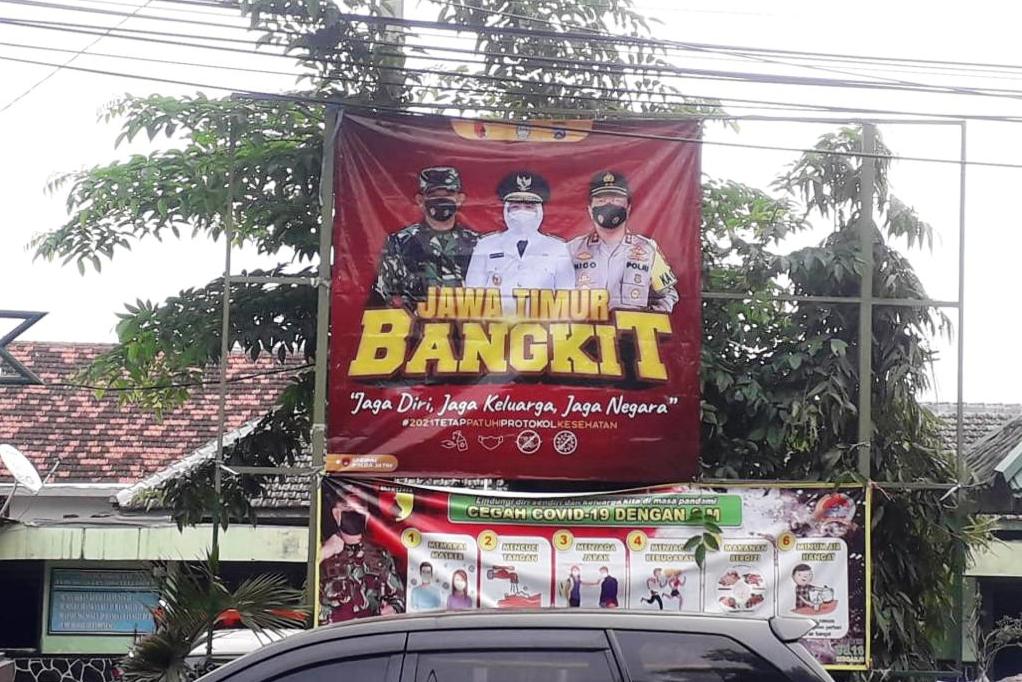 Jelang PPKM, Polisi Pasang Banner Himbau Warga Taat Prokes